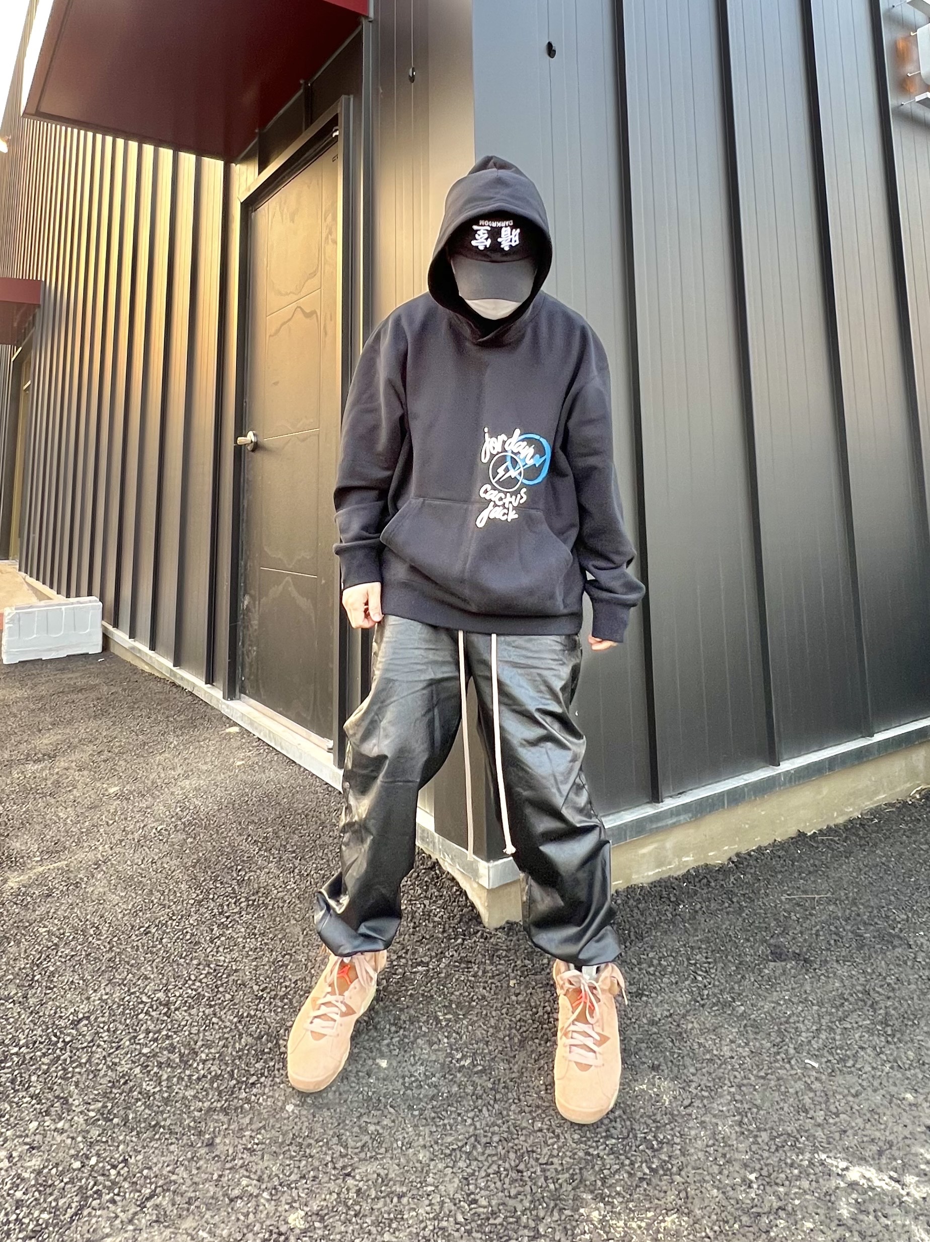 Darkr8m Studio Upside Down White Logo Cap, Jordan x Travis Scott x Fragment Hoodie Black (DJ0616-010) 착용 스타일