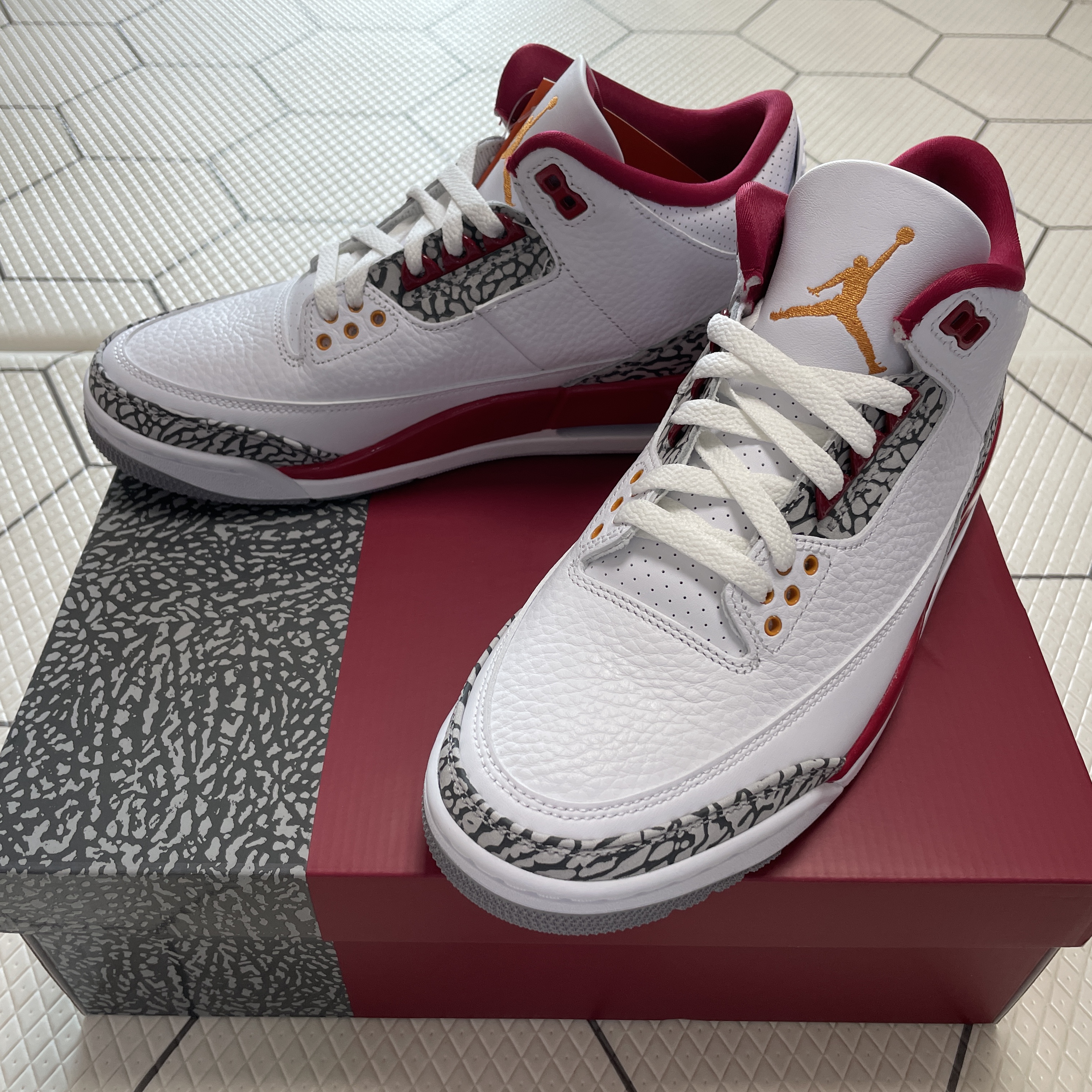 Jordan 3 Retro Cardinal Red, Nike Dunk Low Retro Wolf Grey 착용 스타일 - 2