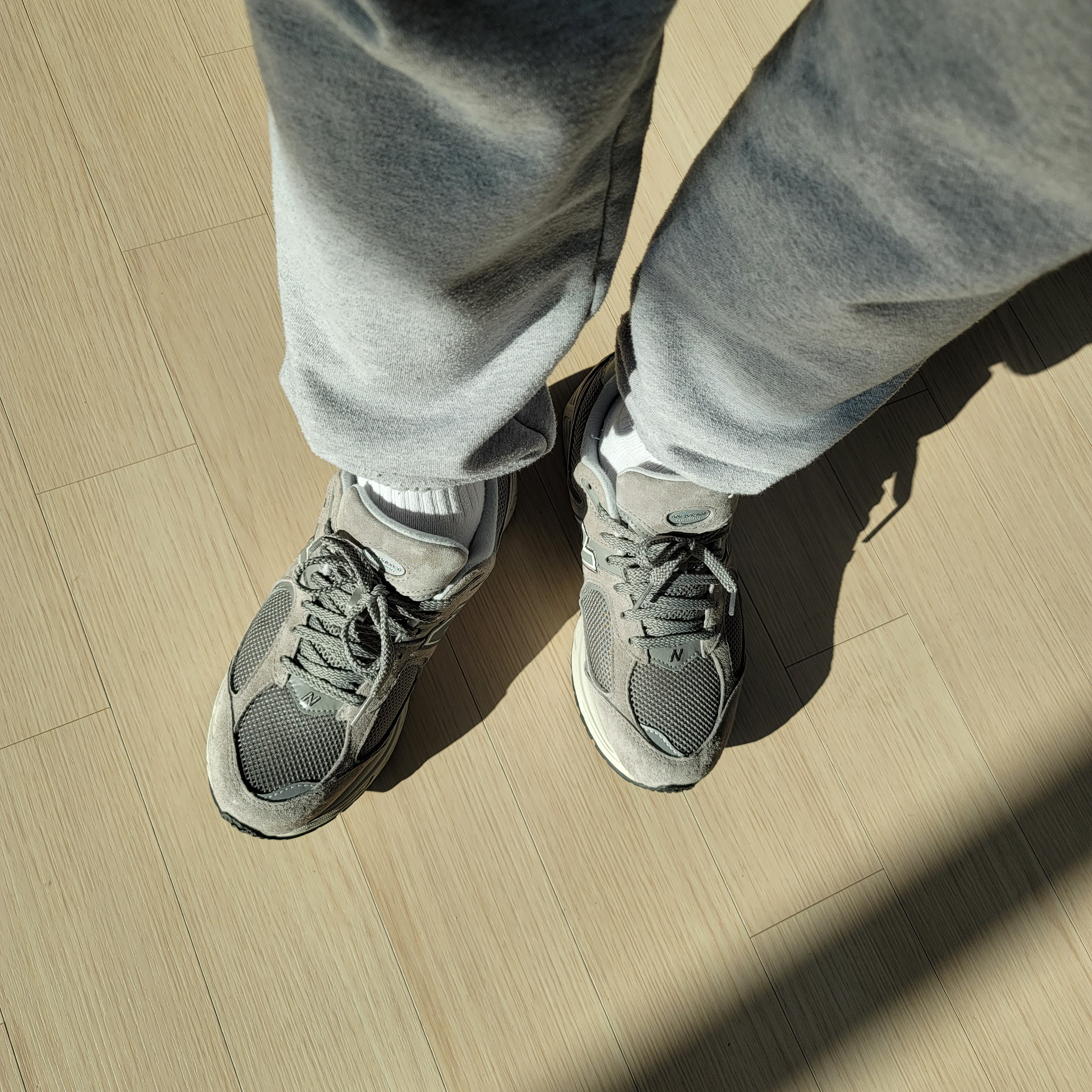New Balance 2002R Grey 착용 스타일 - 2