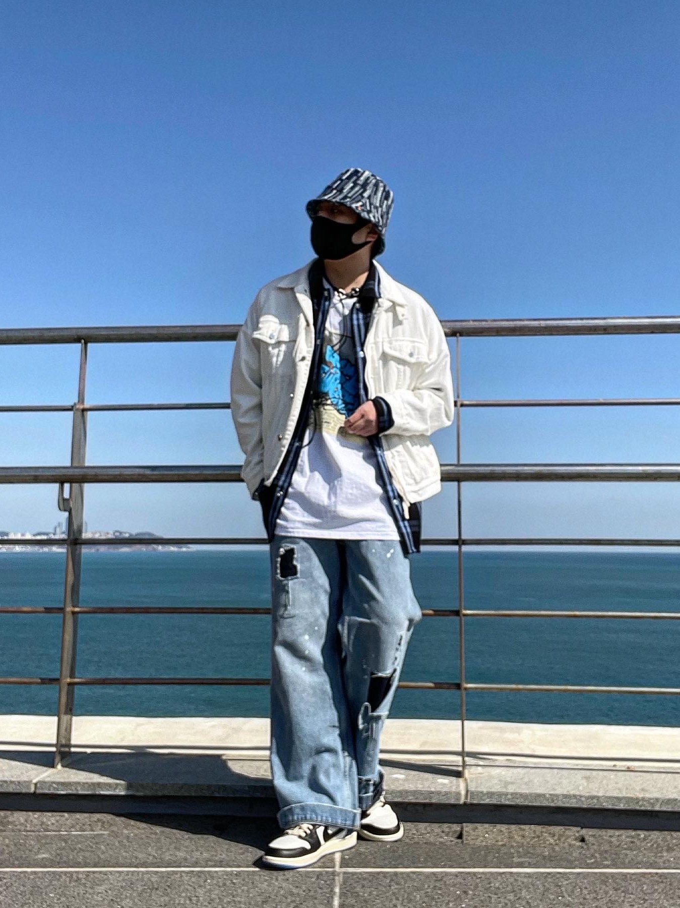 Jordan 1 x Travis Scott x Fragment Retro Low OG SP Military Blue, Zara x Ader Error Patchwork Jeans Blue 착용 스타일 - 3