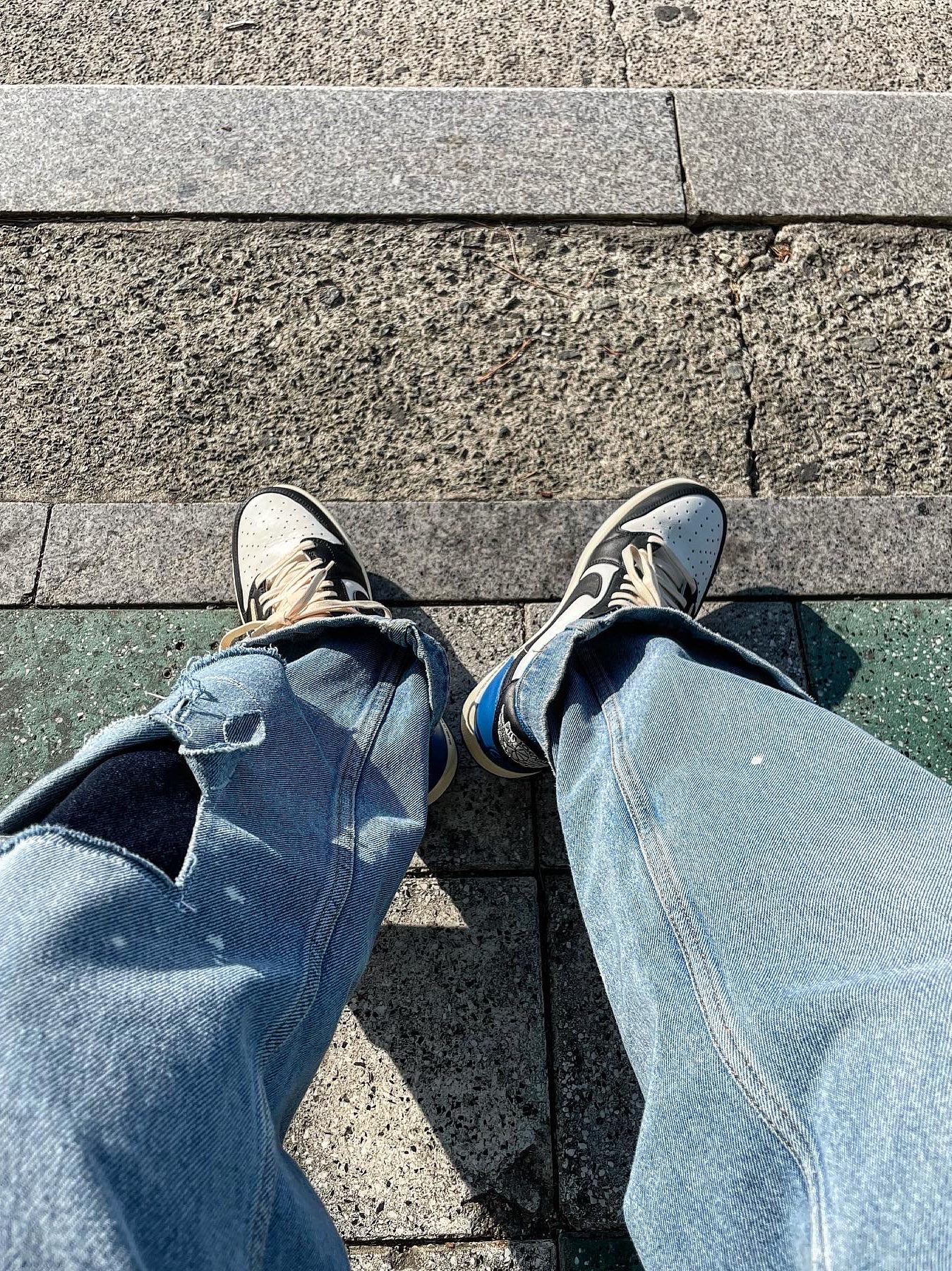 Jordan 1 x Travis Scott x Fragment Retro Low OG SP Military Blue, Zara x Ader Error Patchwork Jeans Blue 착용 스타일 - 4
