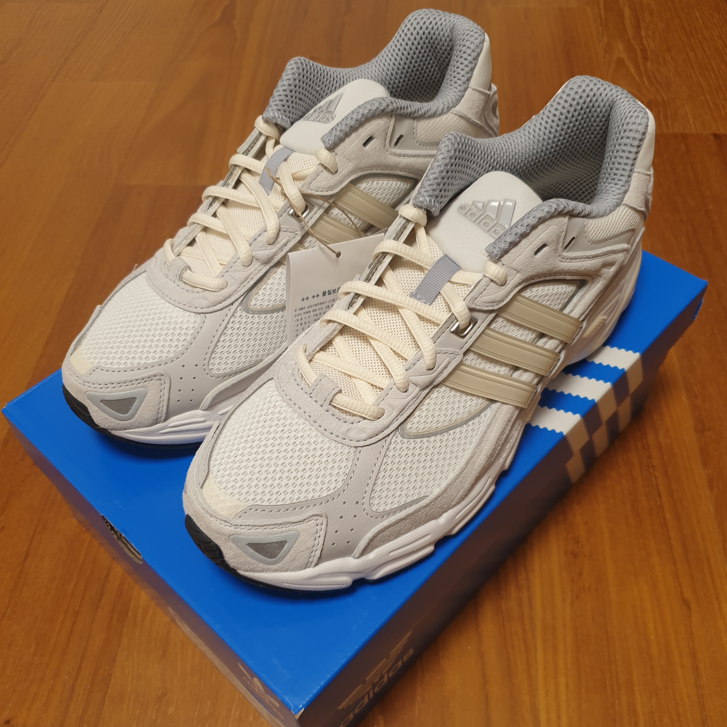 Adidas x Bad Bunny Response CL White Sand 착용 스타일 - 2