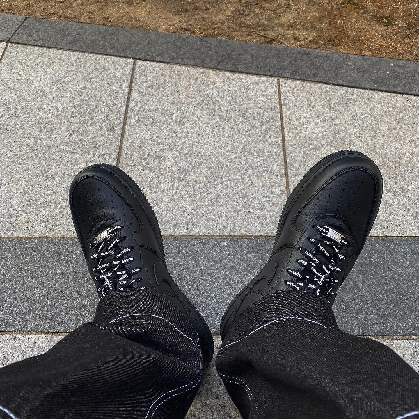 Nike x Supreme Air Force 1 Low Black 착용 스타일 - 2