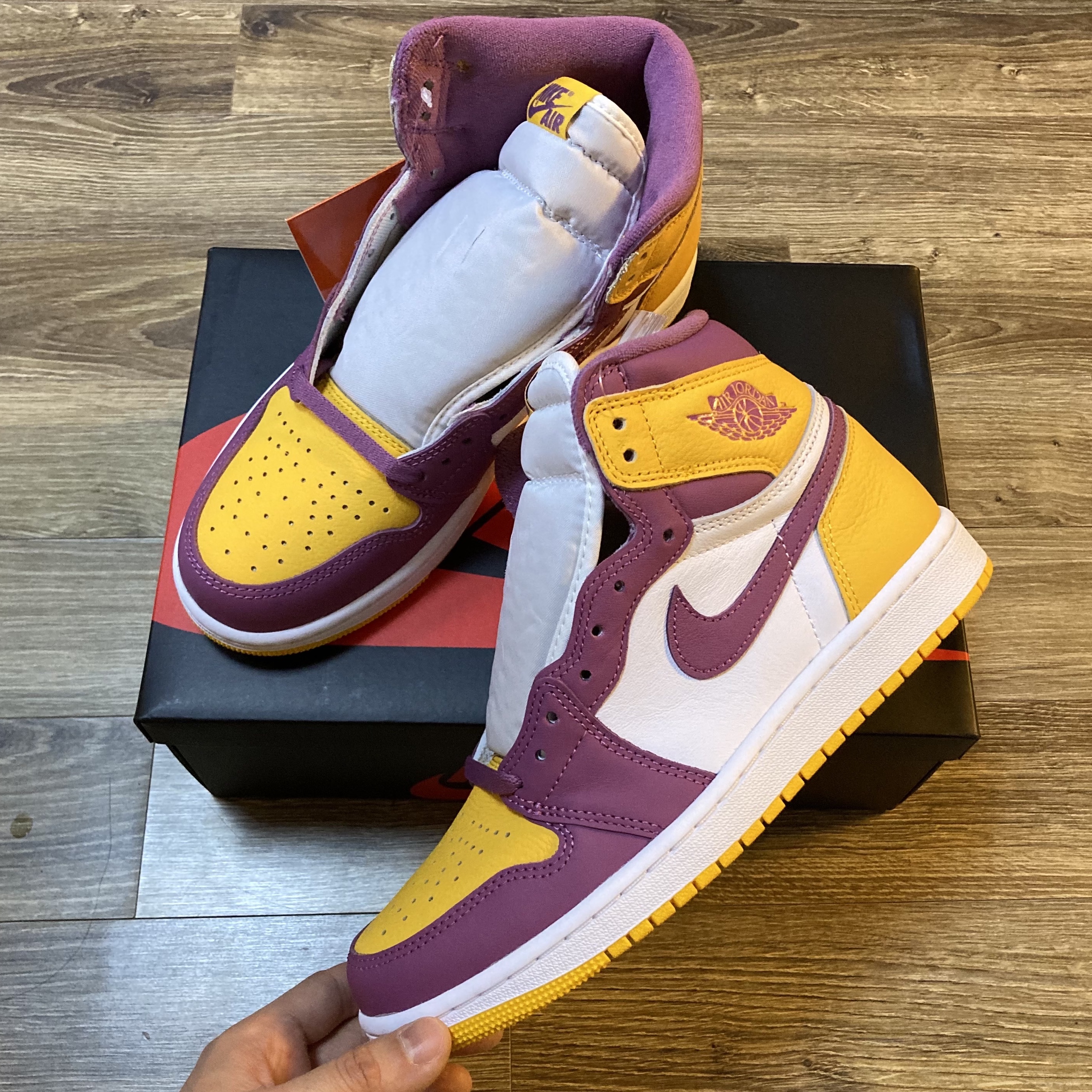 Jordan 1 Retro High OG University Gold Light Bordeaux, (GS) Jordan 1 Retro High OG University Gold Light Bordeaux 착용 스타일 - 1