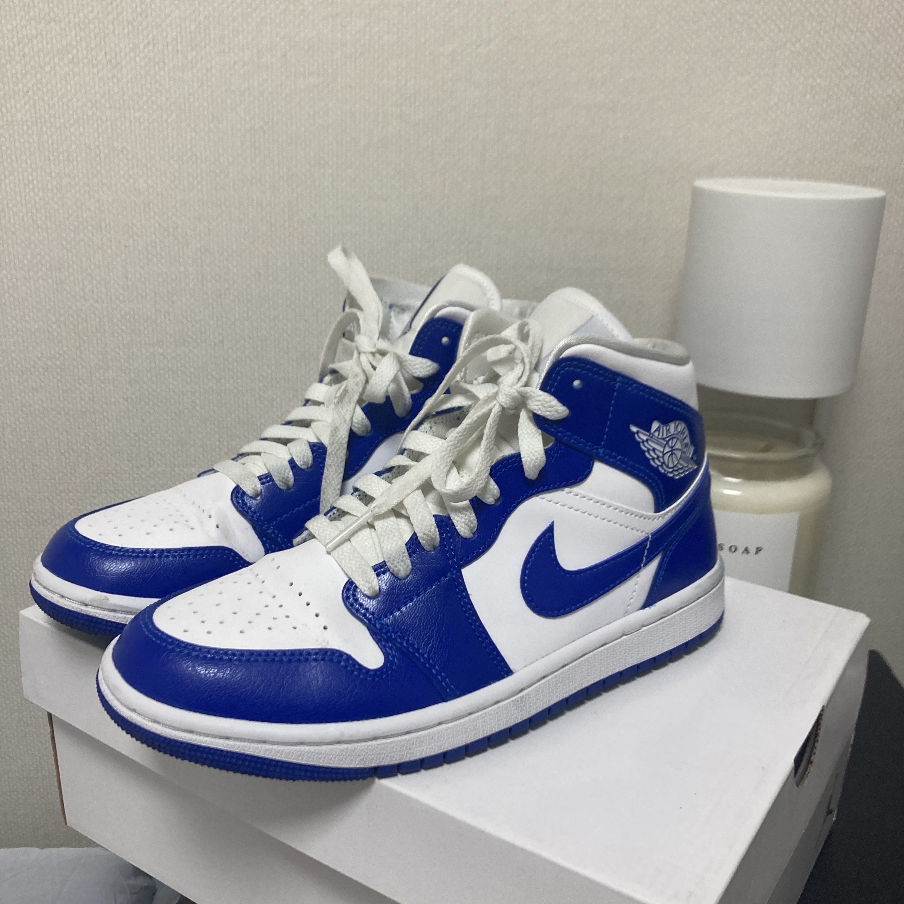 (W) Jordan 1 Mid White Hyper Royal 착용 스타일