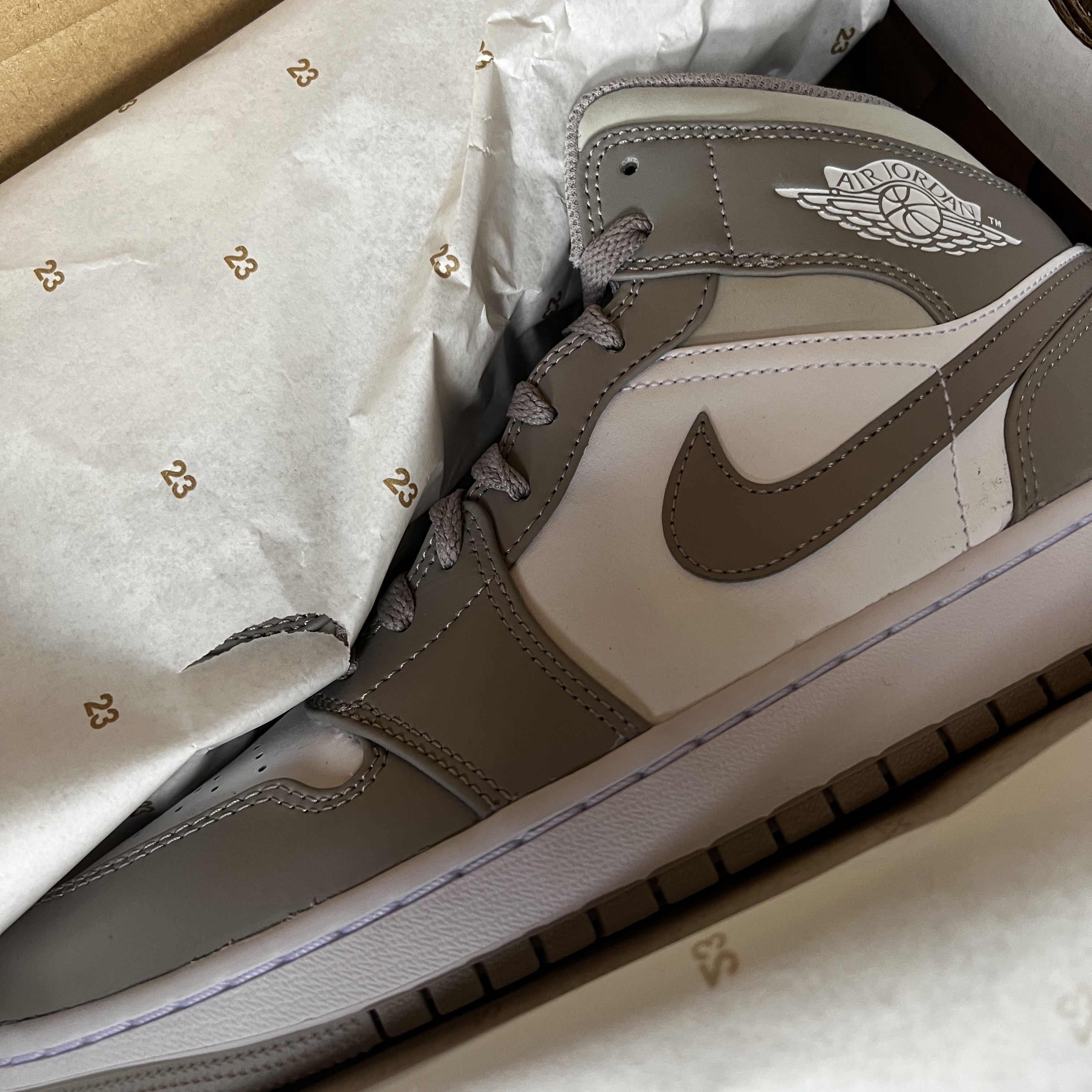Jordan 1 Mid College Grey 착용 스타일
