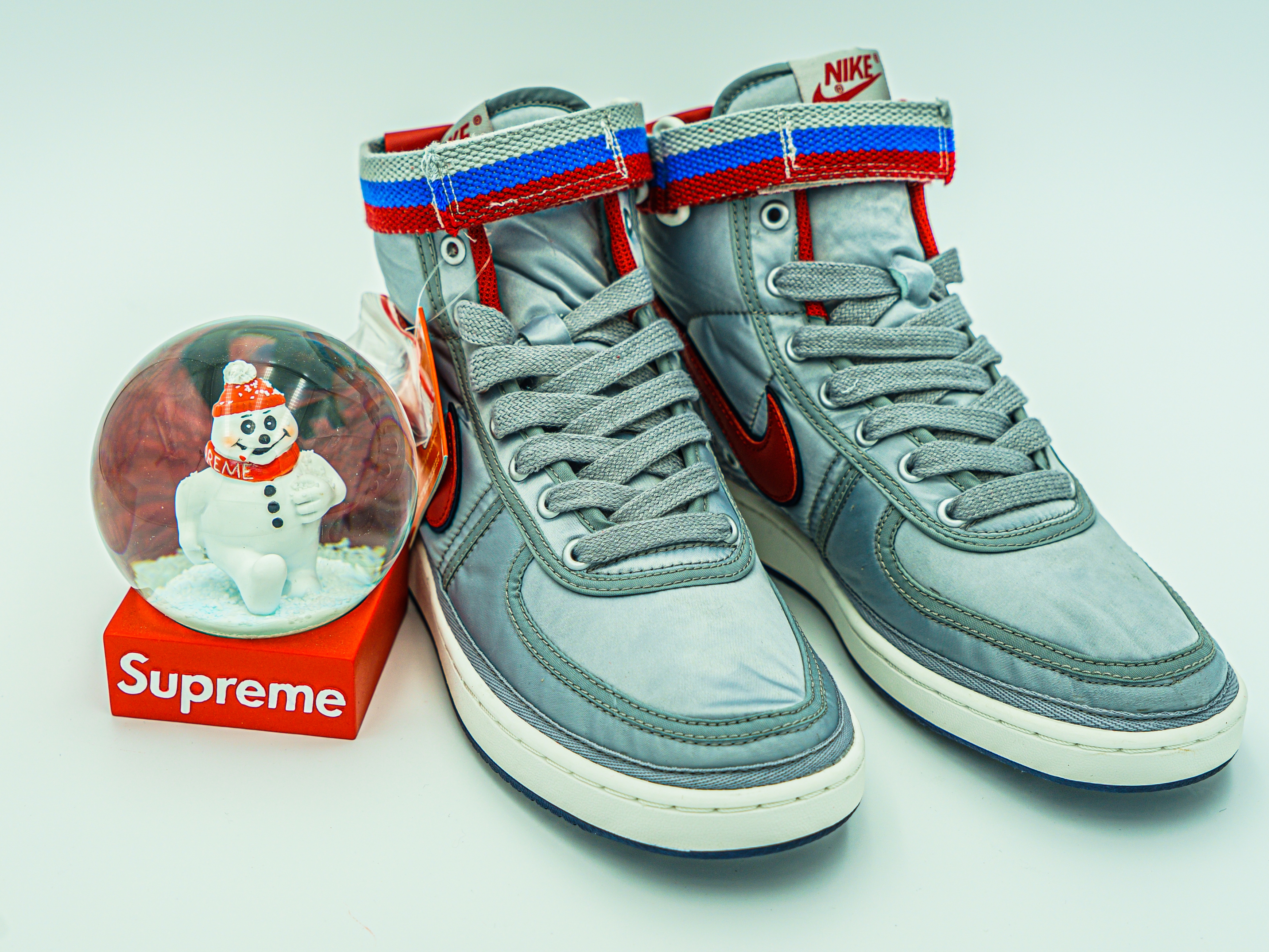 Nike Vandal High Supreme OG Metallic Silver, Supreme Snowman Snowglobe Red 착용 스타일 - 2