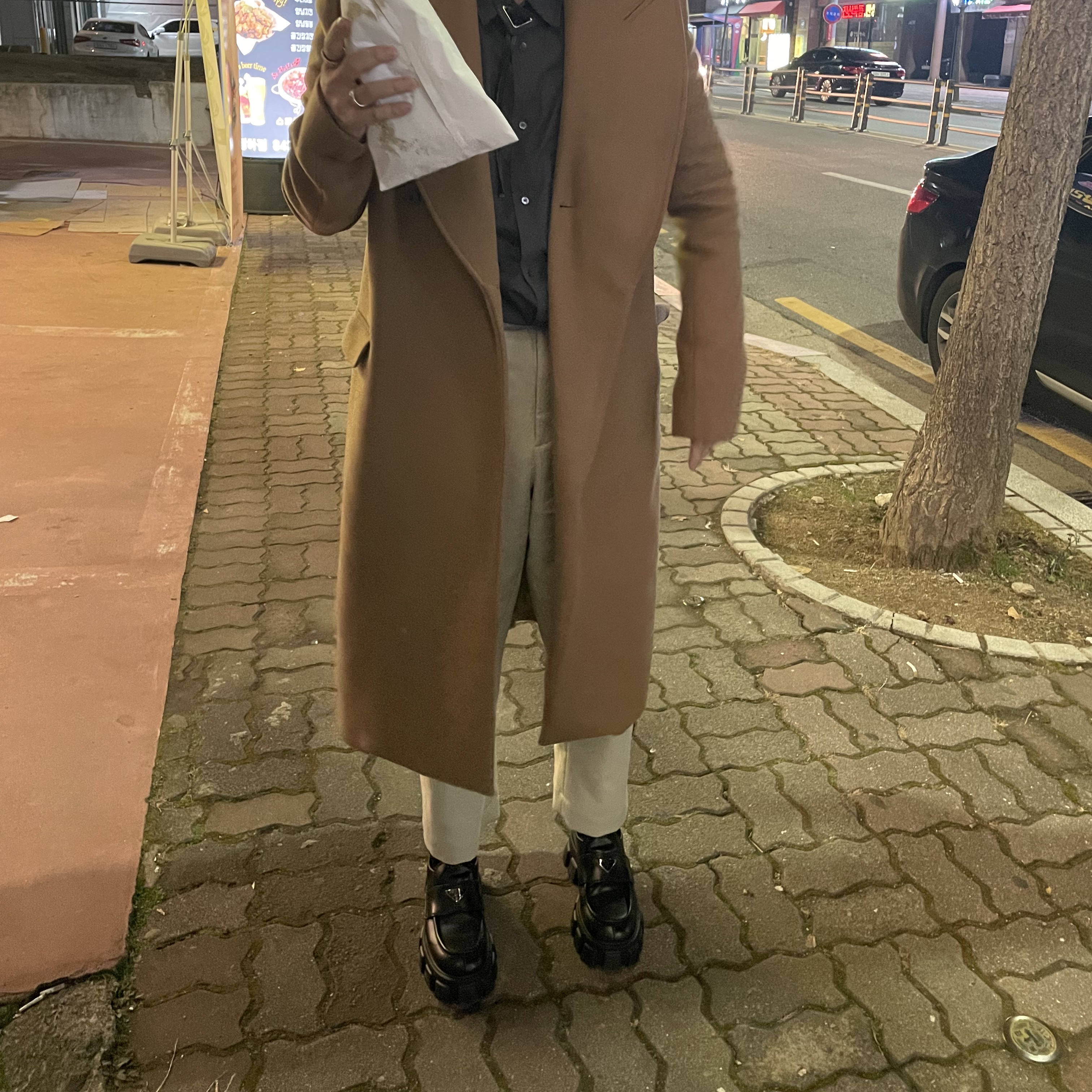 Jordan 1 x Travis Scott Retro Low OG SP Mocha, Prada Brushed Leather Bolo Tie Black 착용 스타일 - 3