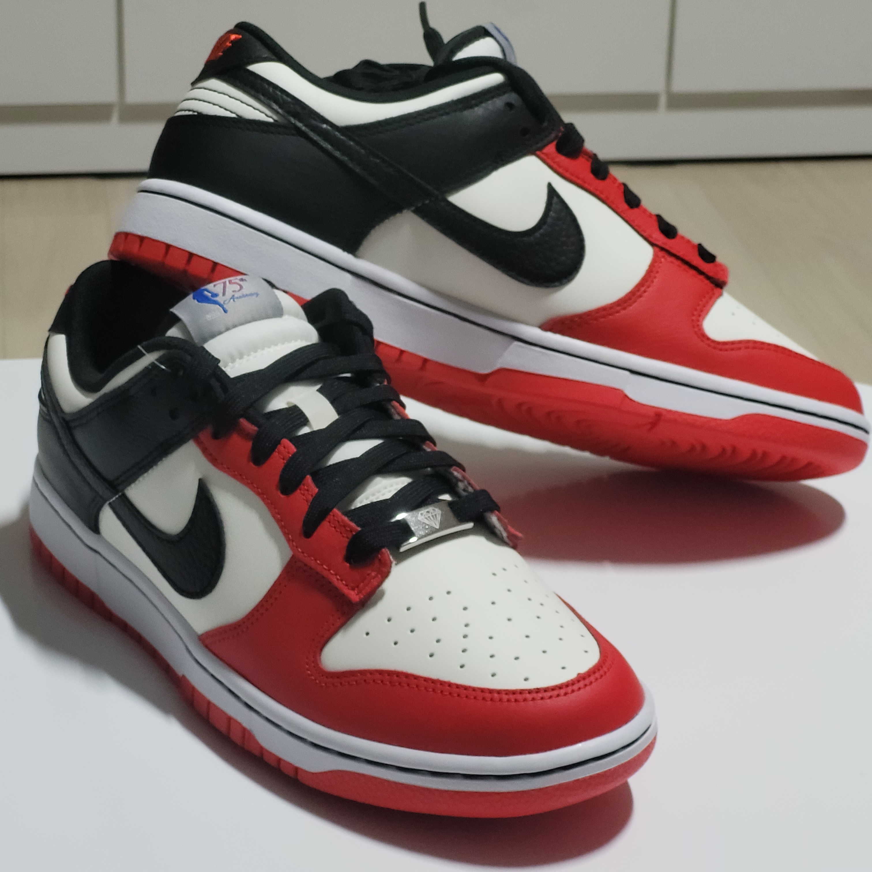 Nike x NBA Dunk Low Retro EMB Black and Chile Red 착용 스타일