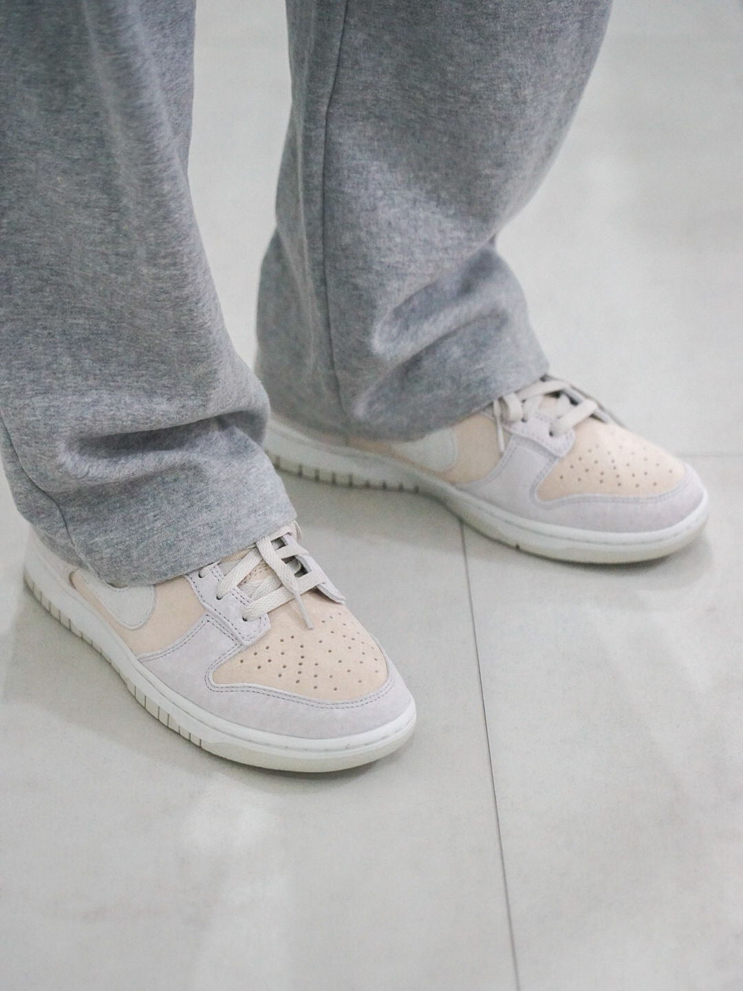 Nike Dunk Low Retro PRM Vast Grey 착용 스타일 - 2