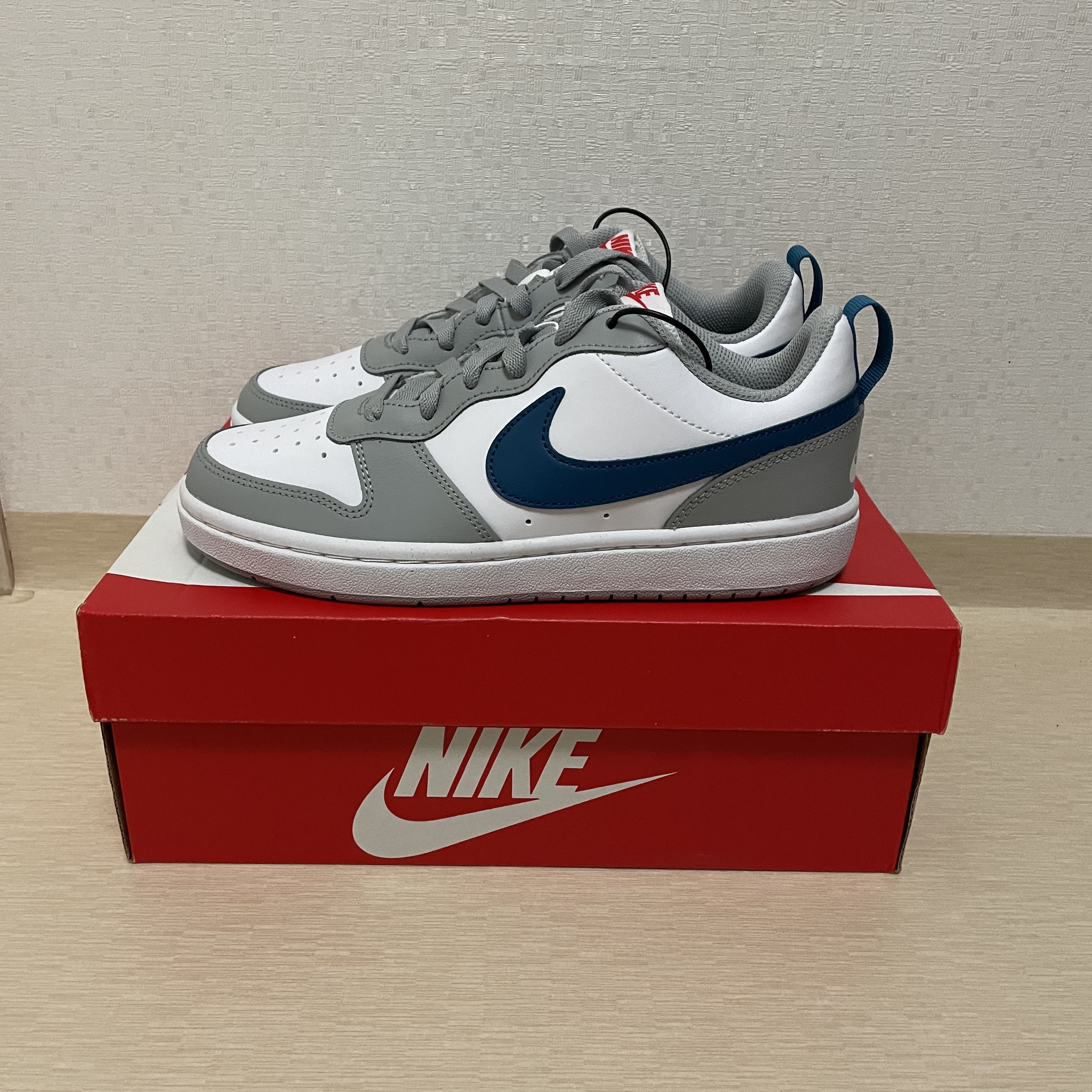 (GS) Nike Court Borough Low 2 Light Smoke Grey 착용 스타일 - 3