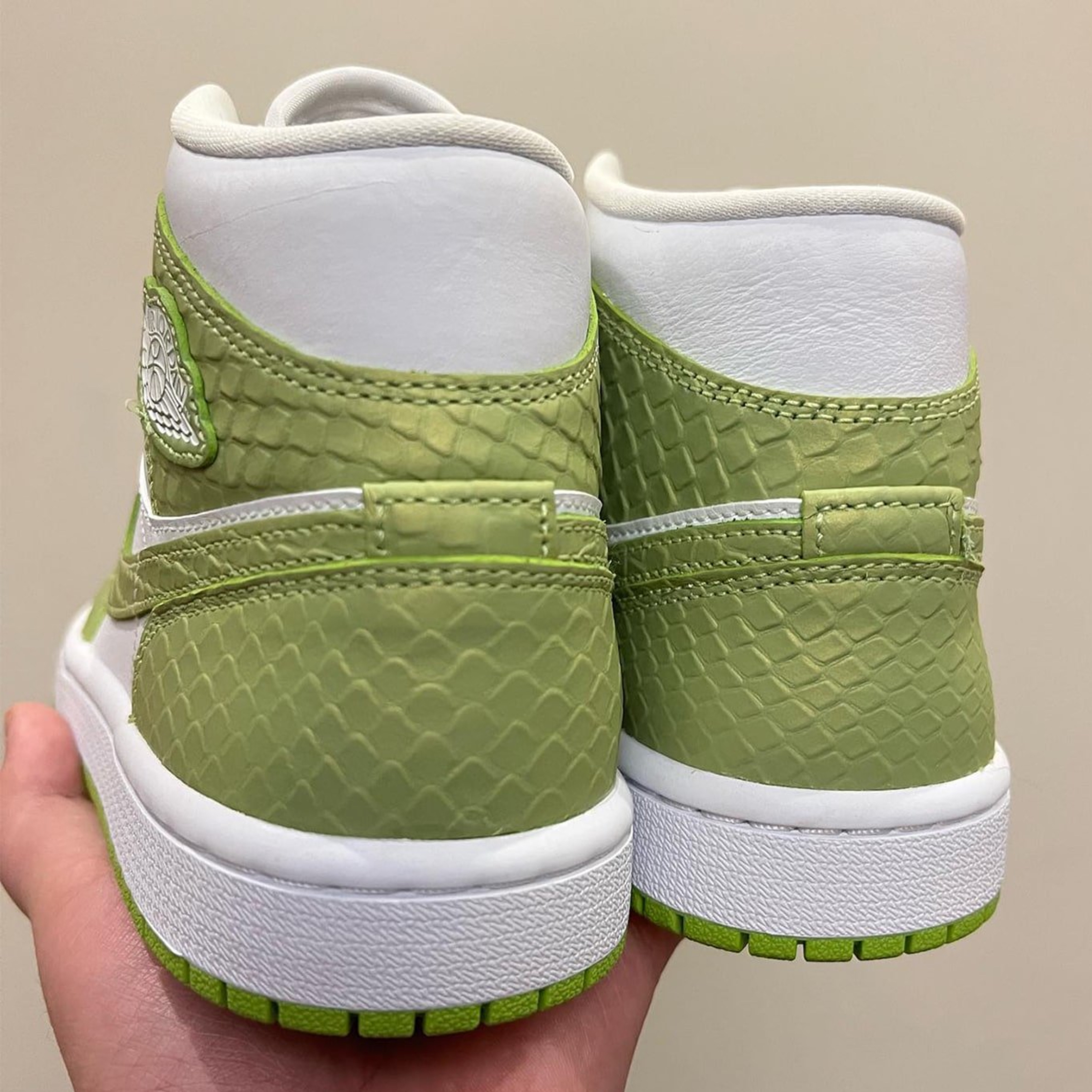 (W) Jordan 1 Mid SE Vivid Green 착용 스타일 - 4