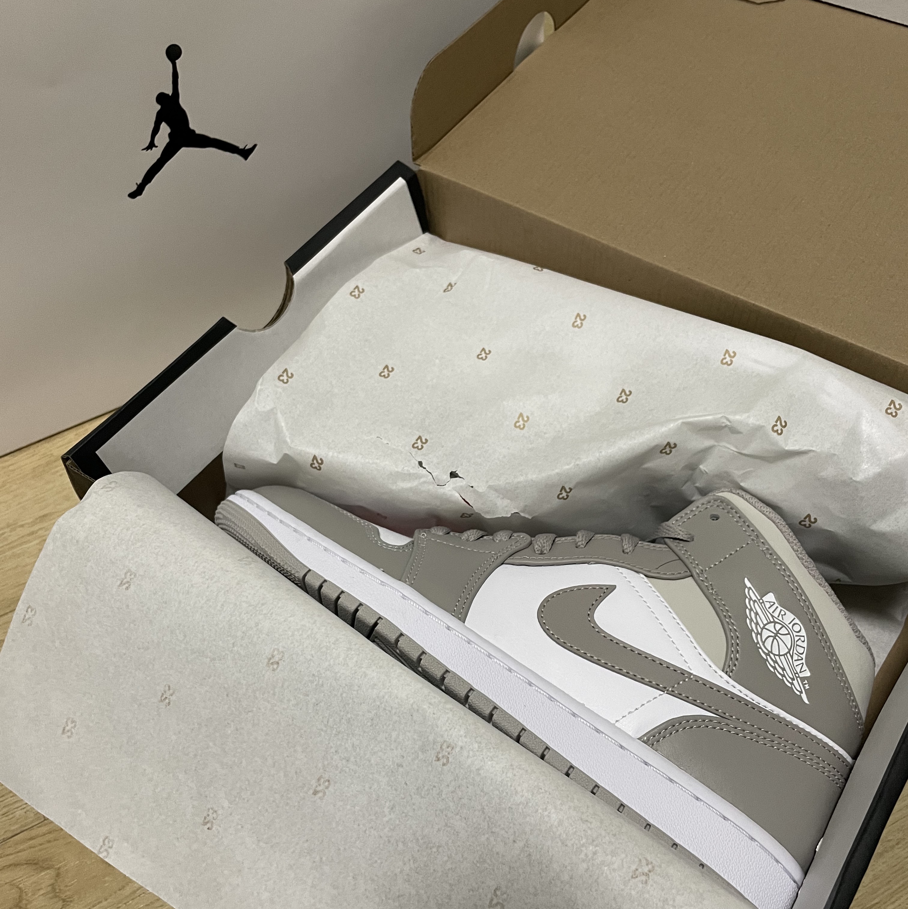 Jordan 1 Mid College Grey 착용 스타일 - 2