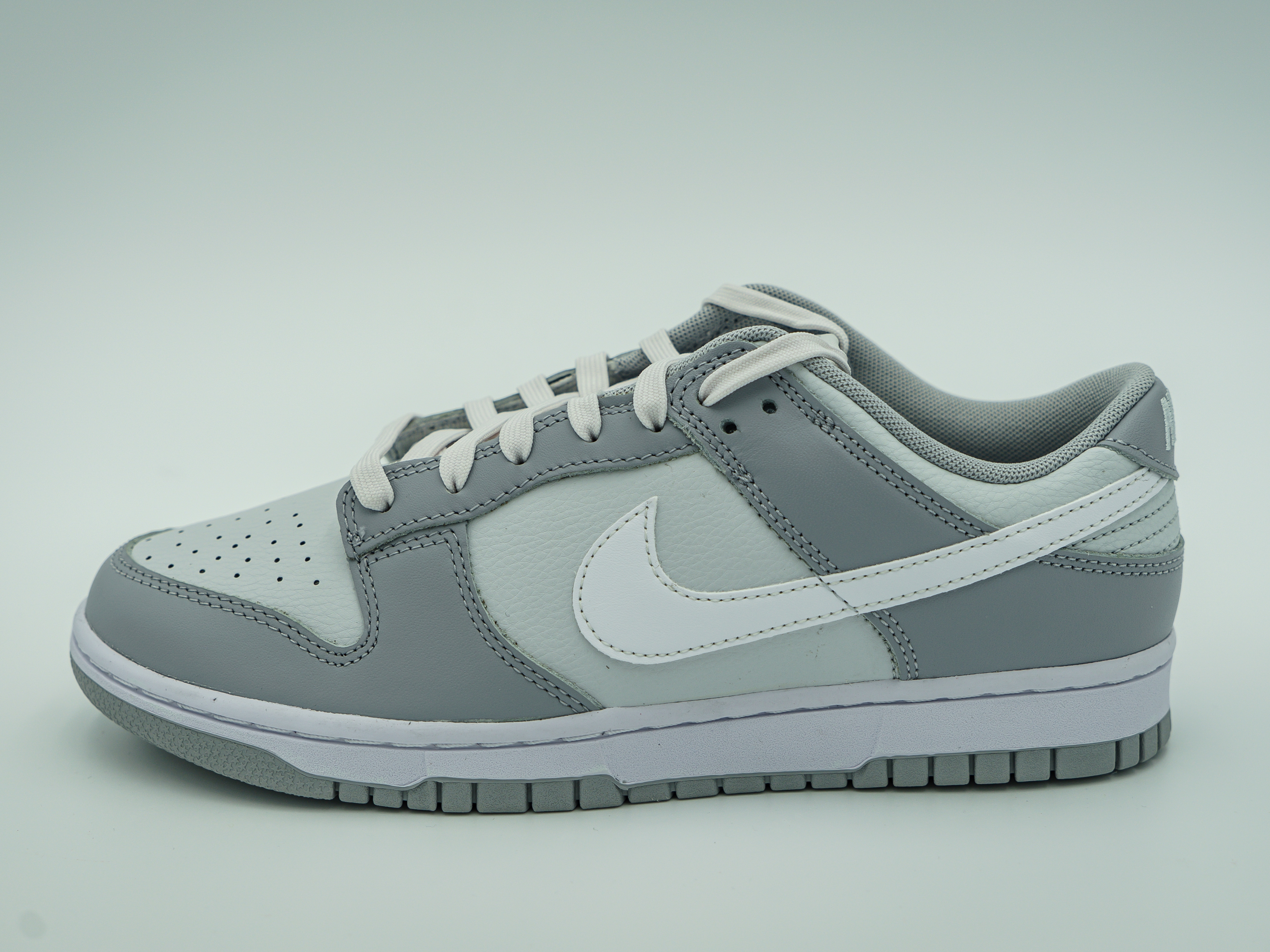 Nike Dunk Low Retro Wolf Grey 착용 스타일 - 5