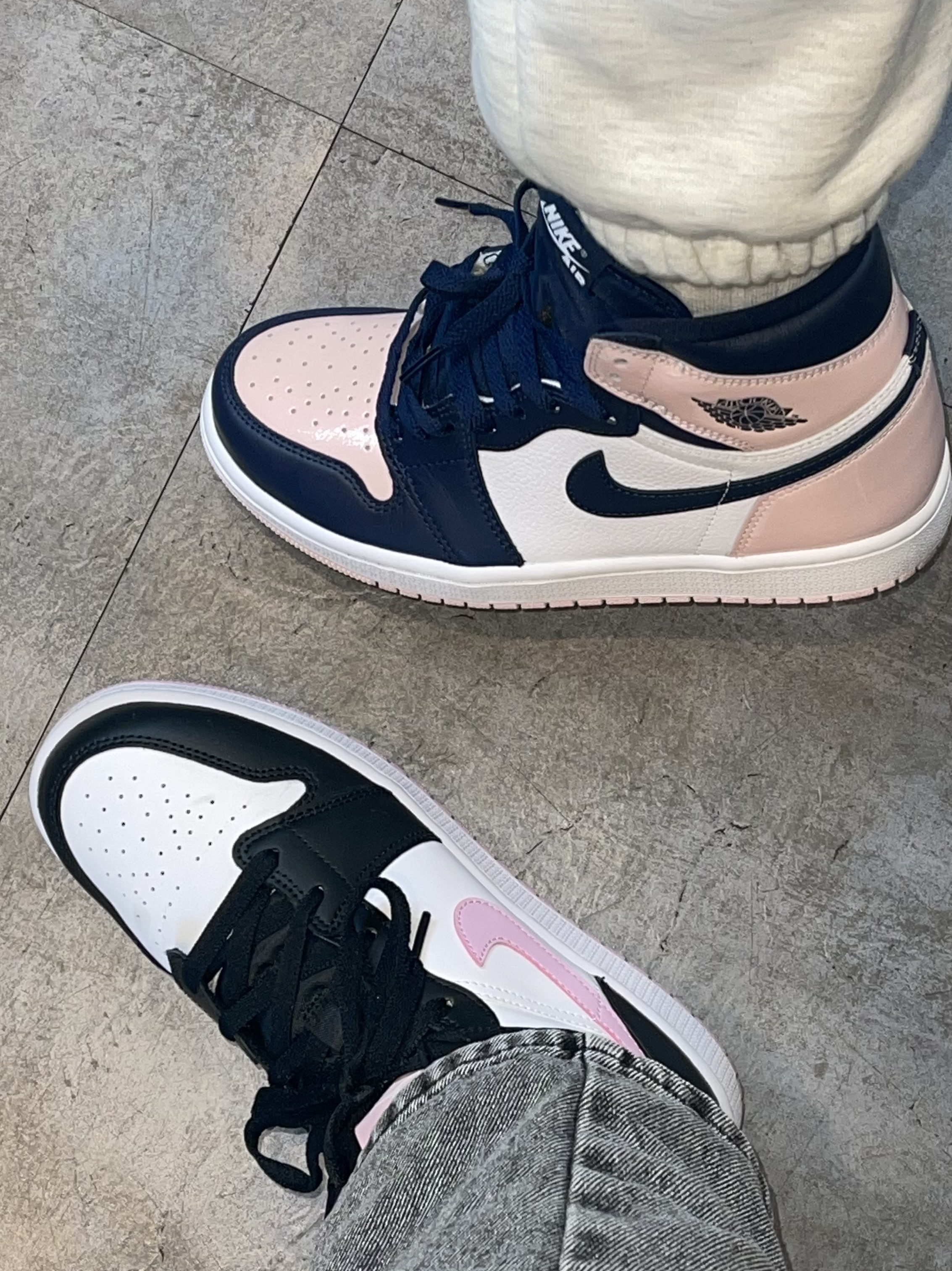 (W) Jordan 1 Retro High OG Atmosphere, (GS) Jordan 1 Mid Light Arctic Pink 착용 스타일 - 3