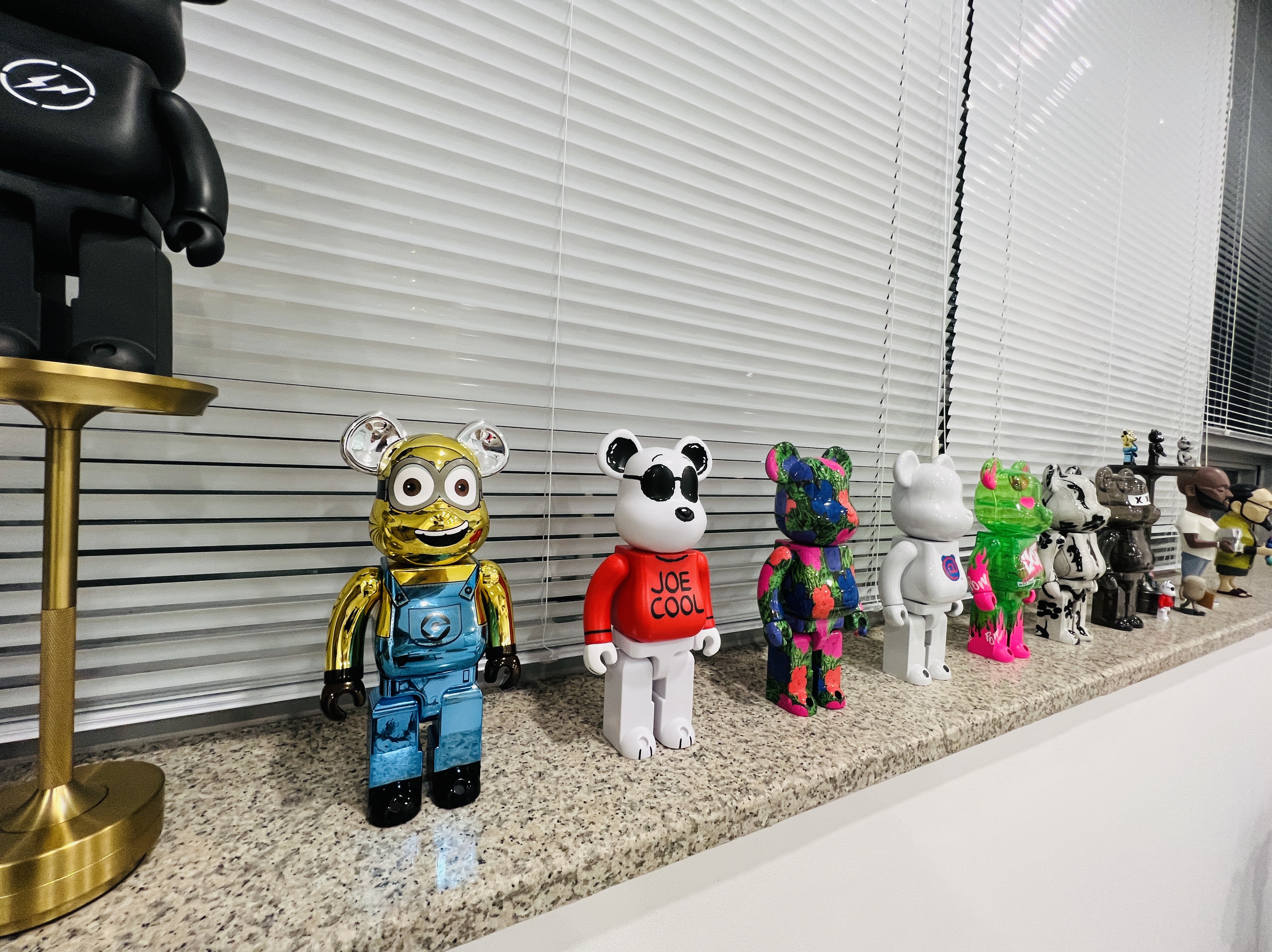 Bearbrick Peanuts Joe Cool 100% & 400% Set, Bearbrick Despicable Me Dave Gold Chrome Ver. 100％ & 400％ Set 착용 스타일
