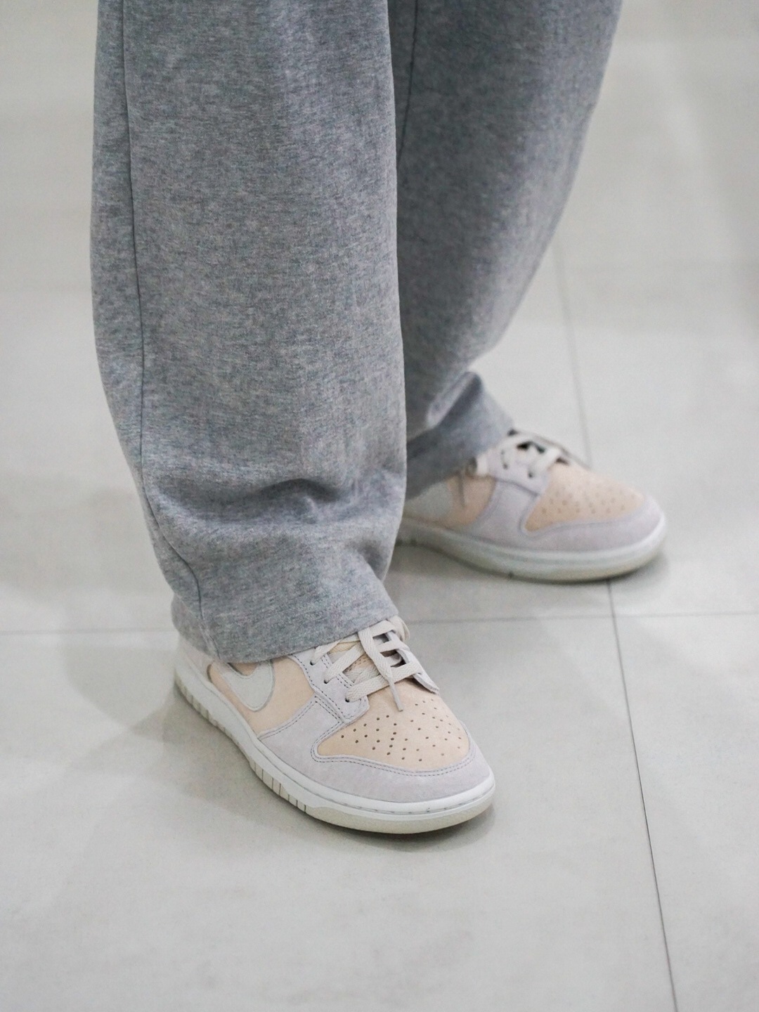 Nike Dunk Low Retro PRM Vast Grey 착용 스타일 - 2