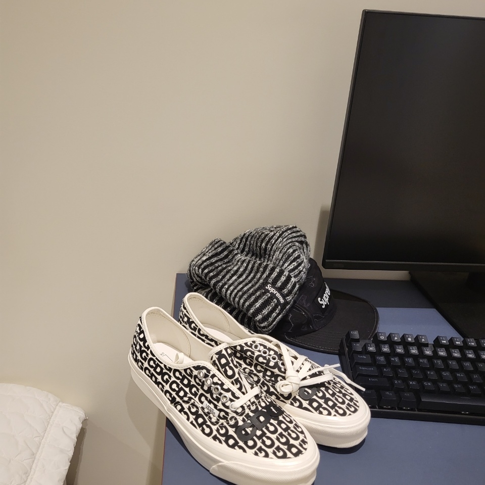 Vans Vault x CDG OG Authentic LX White Black, Supreme Rainbow Knit Loose Gauge Beanie Black - 21FW 착용 스타일 - 2