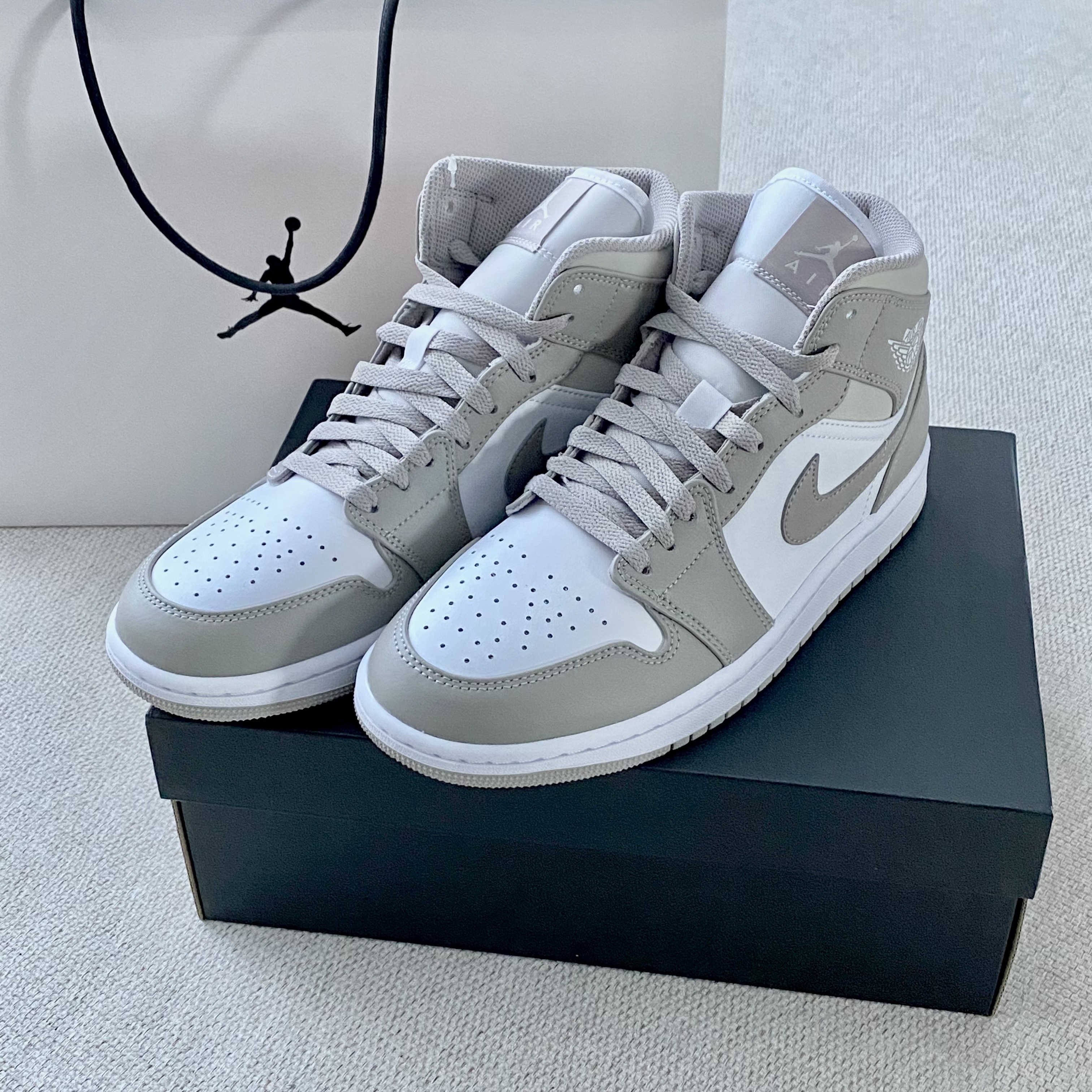 Jordan 1 Mid College Grey 착용 스타일 - 2
