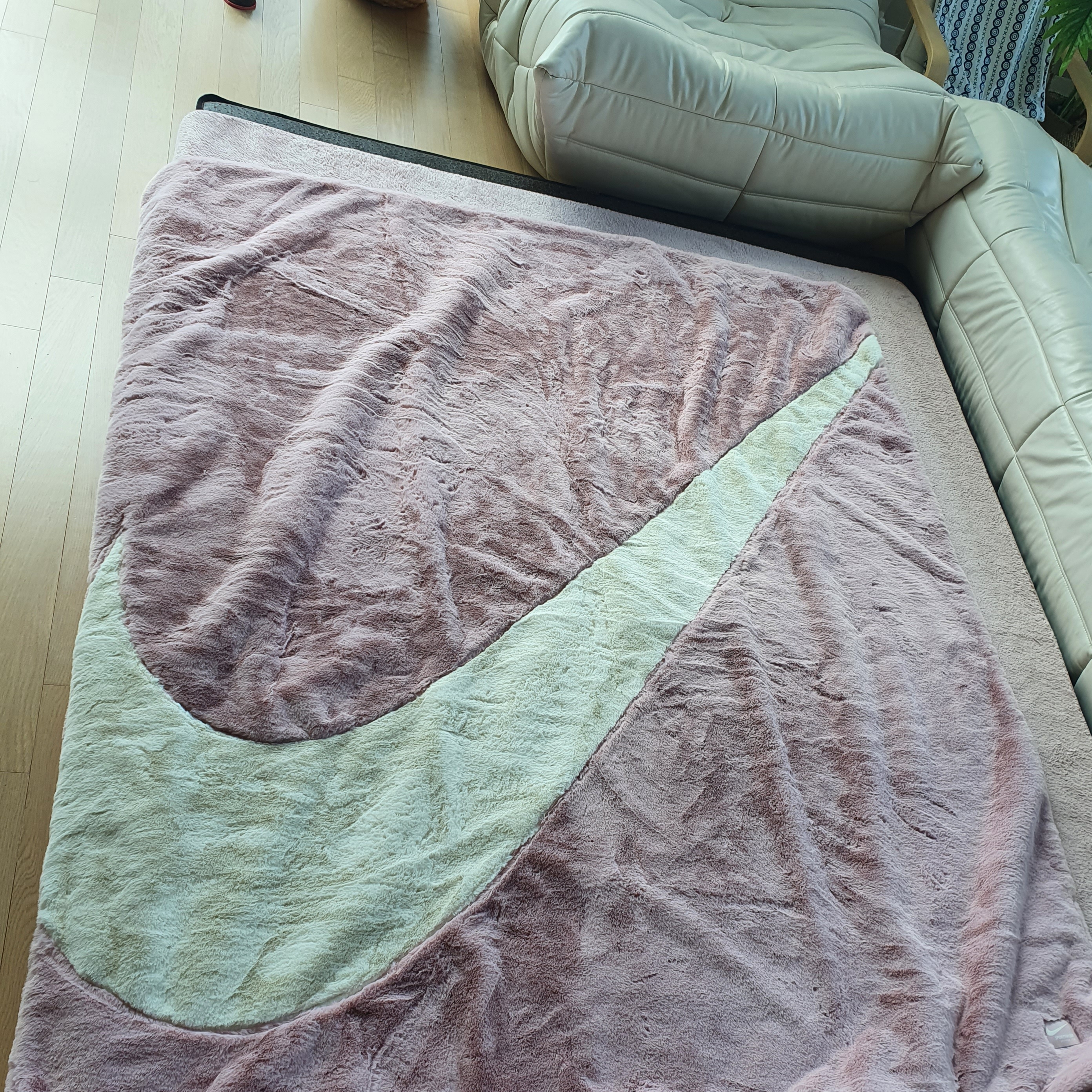 Nike NSW Faux Fur Blanket Pink Oxford 착용 스타일