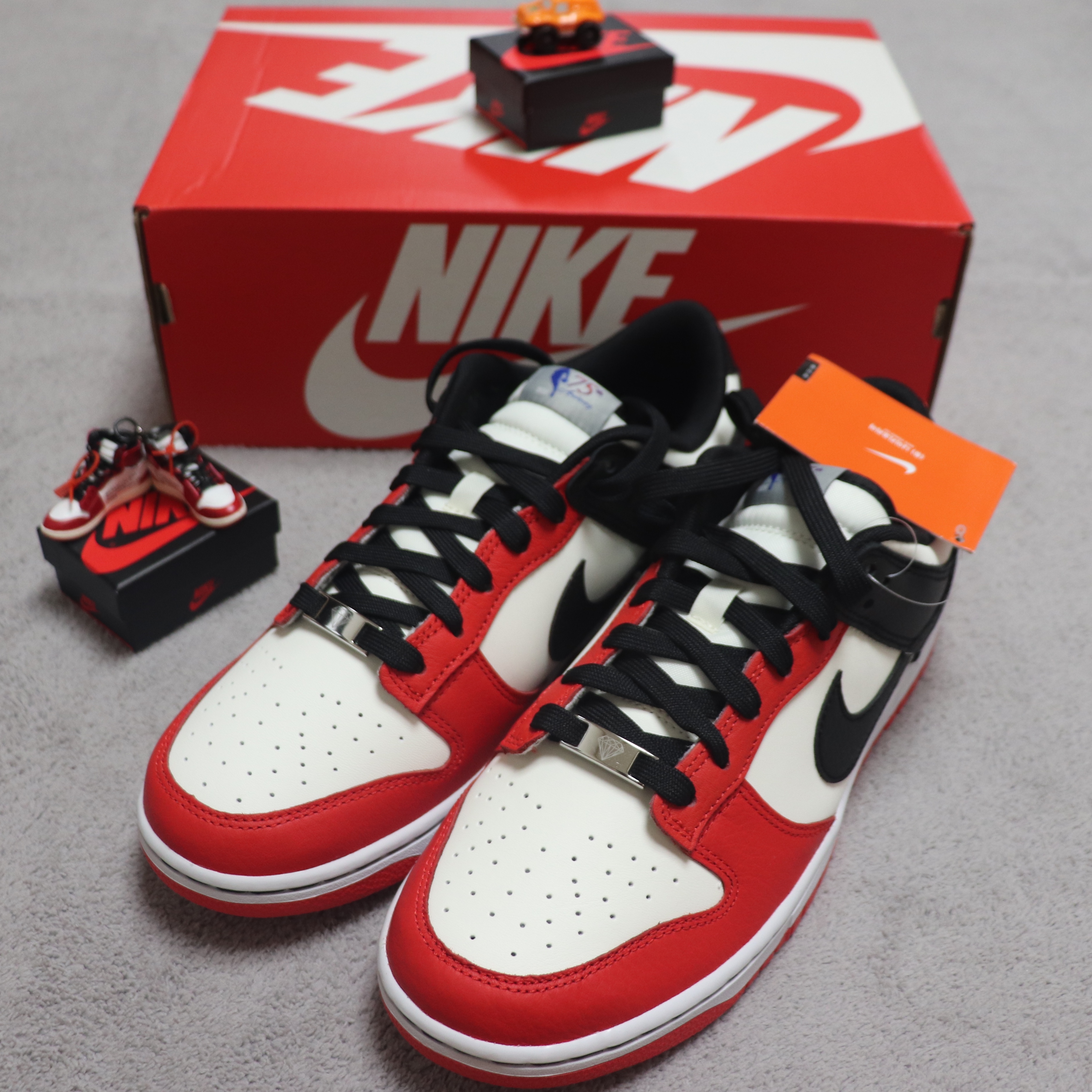 Nike x NBA Dunk Low Retro EMB Black and Chile Red 착용 스타일