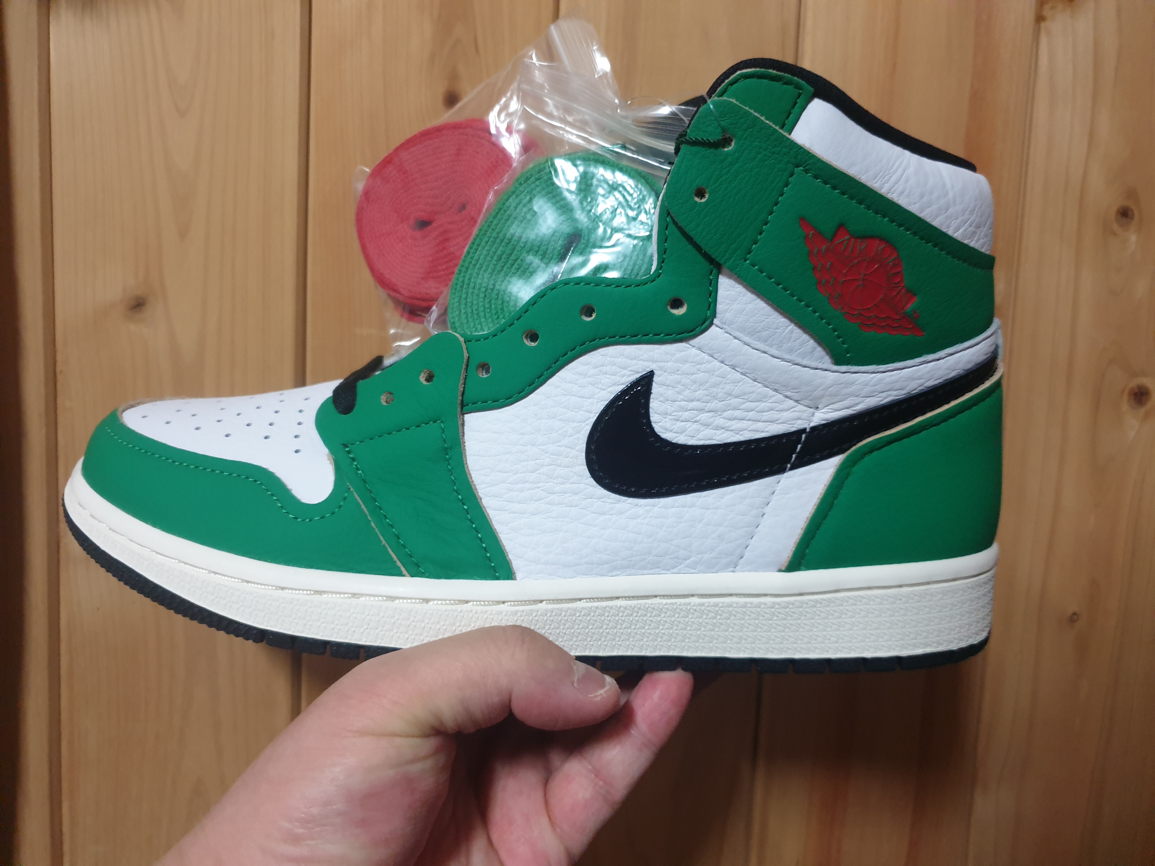(W) Jordan 1 Retro High OG Lucky Green 착용 스타일 - 1