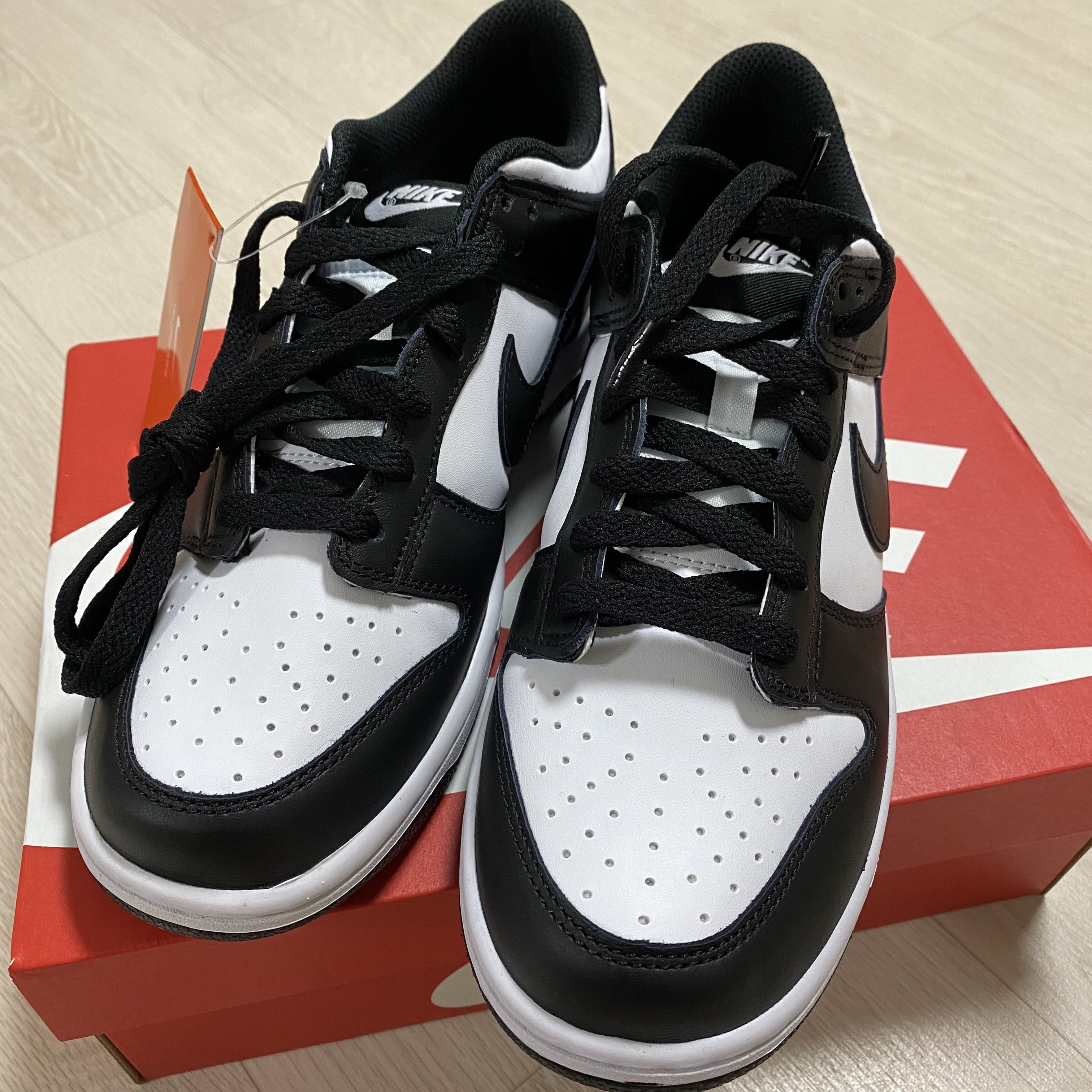 (GS) Nike Dunk Low Black 착용 스타일 - 1