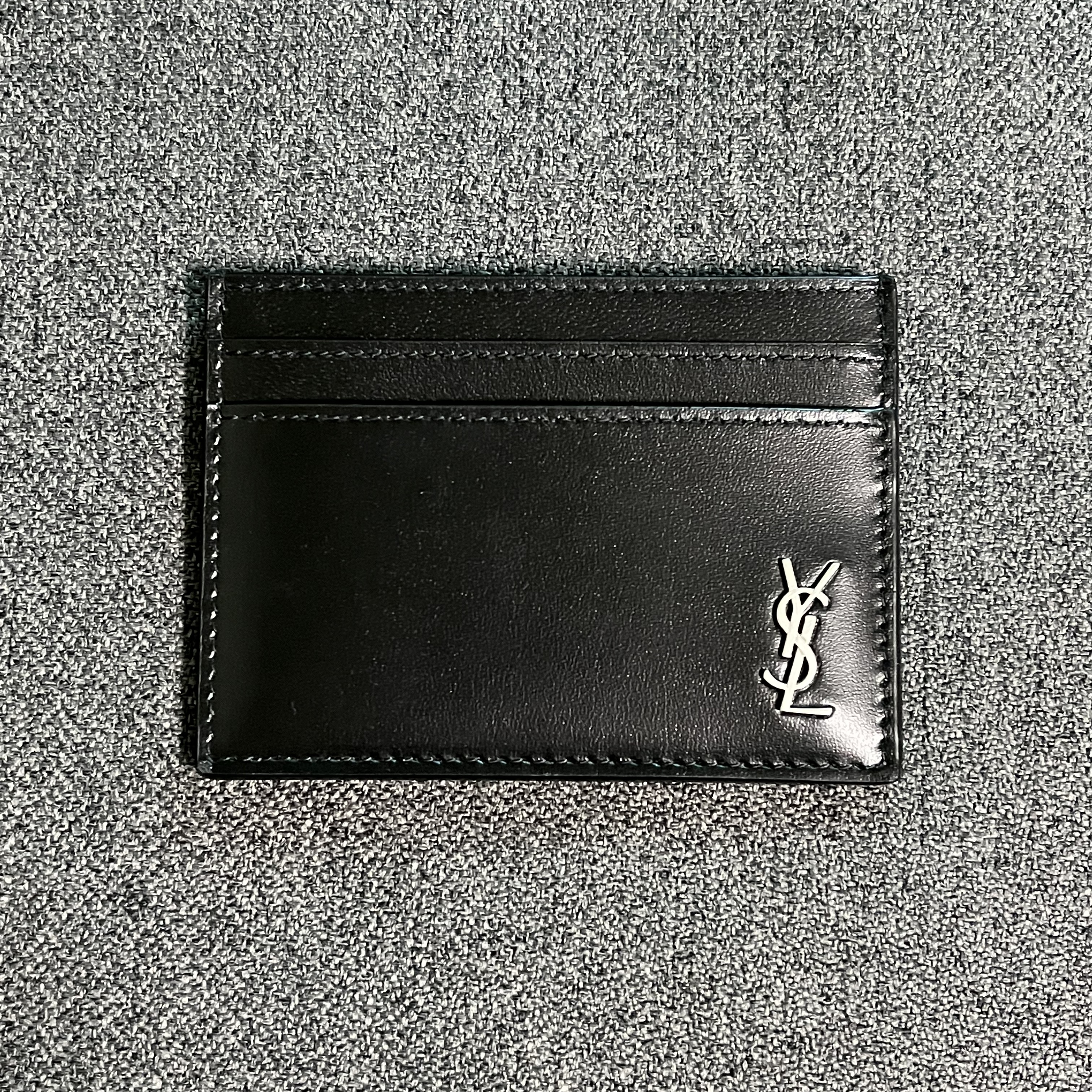 Saint Laurent Tiny Silver Monogram Card Case in Matte Leather Black 착용 스타일