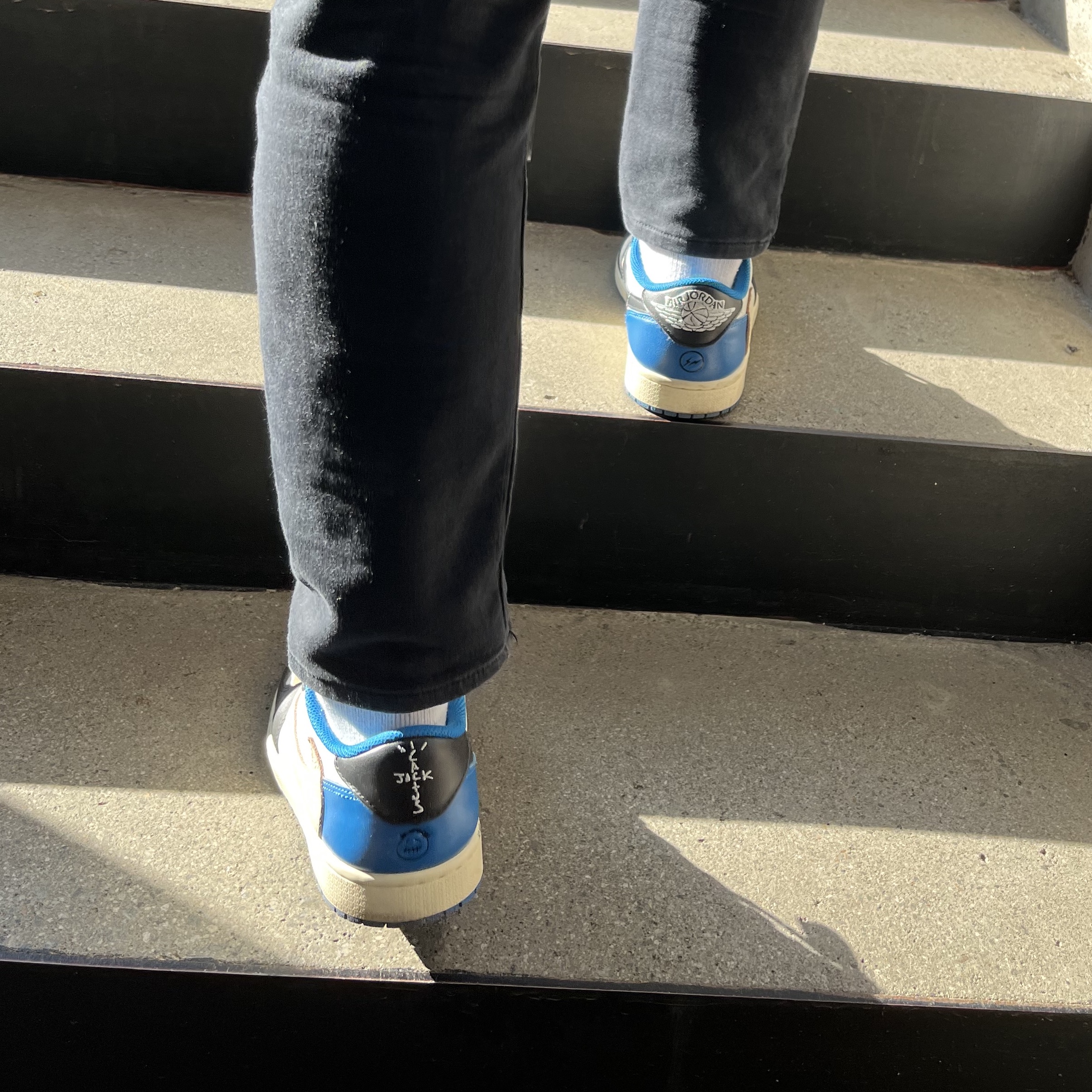 Jordan 1 x Travis Scott x Fragment Retro Low OG SP Military Blue 착용 스타일