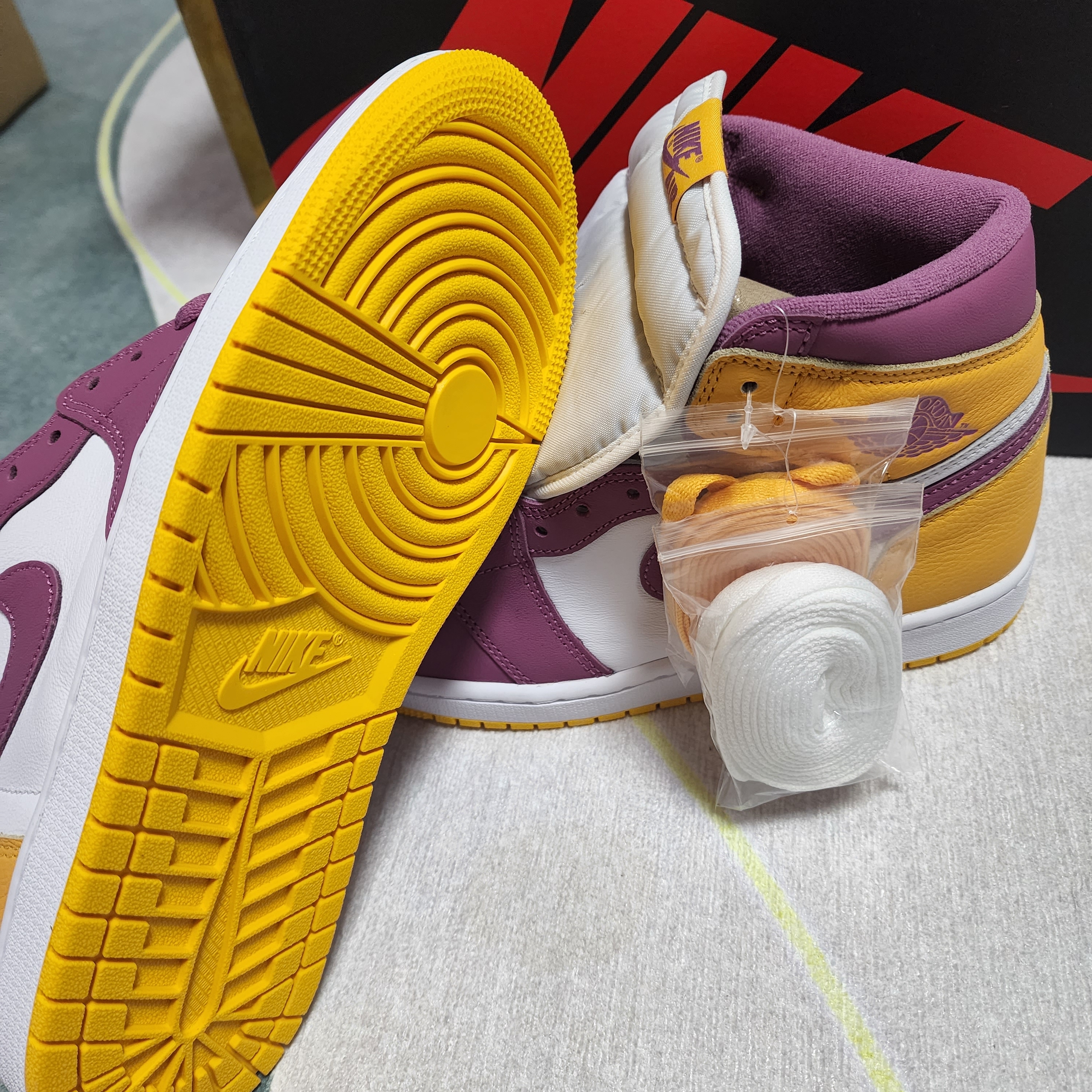 Jordan 1 Retro High OG University Gold Light Bordeaux 착용 스타일 - 3