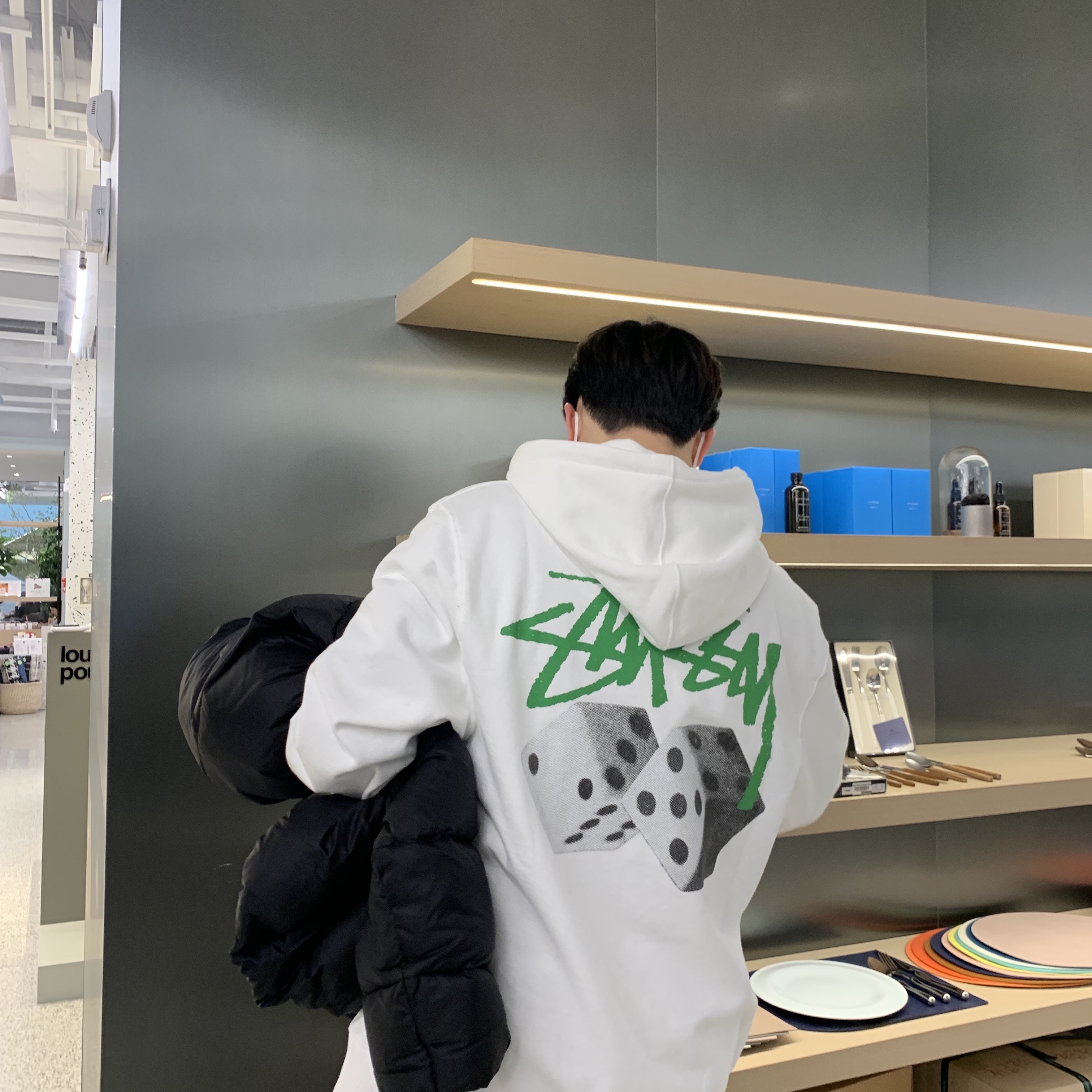 Stussy Roll The Dice Hoodie White 착용 스타일 - 2