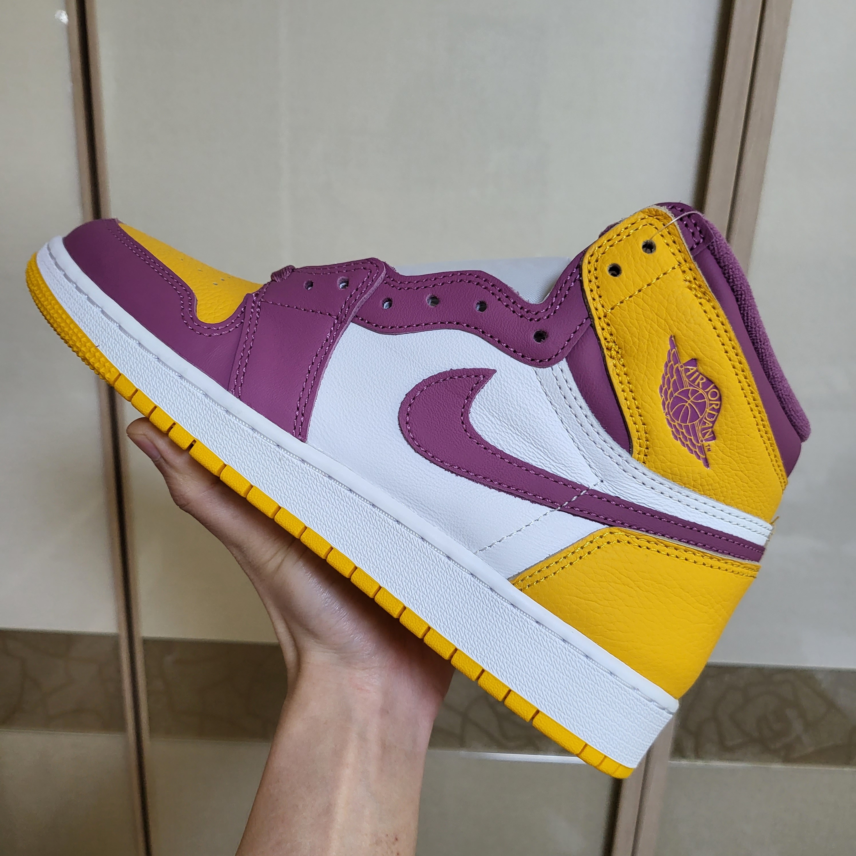 (GS) Jordan 1 Retro High OG University Gold Light Bordeaux 착용 스타일