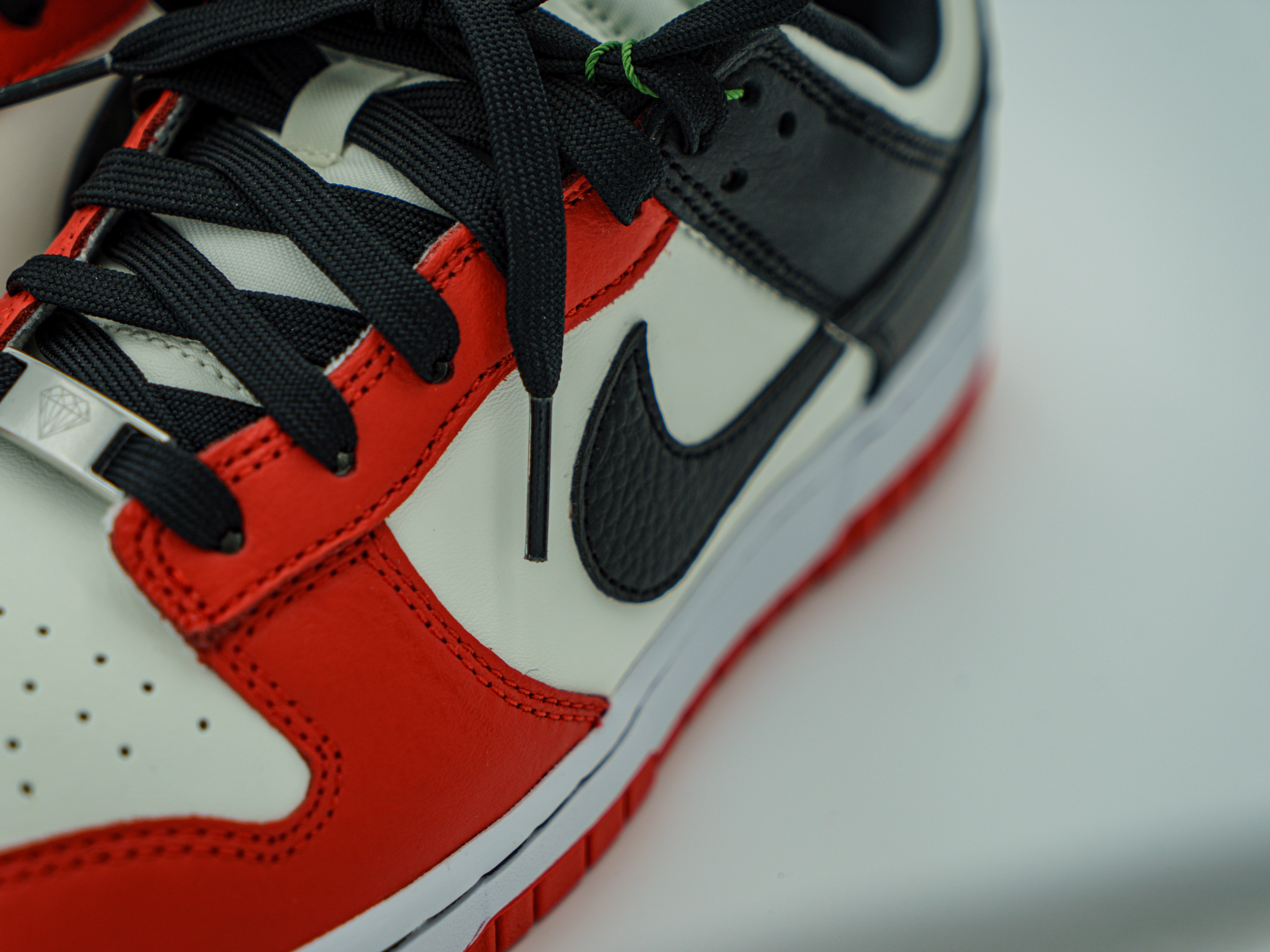 Nike x NBA Dunk Low Retro EMB Black and Chile Red 착용 스타일 - 2