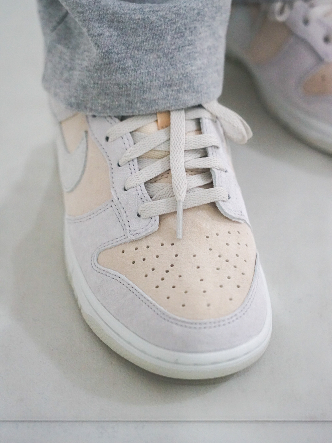 Nike Dunk Low Retro PRM Vast Grey 착용 스타일 - 1