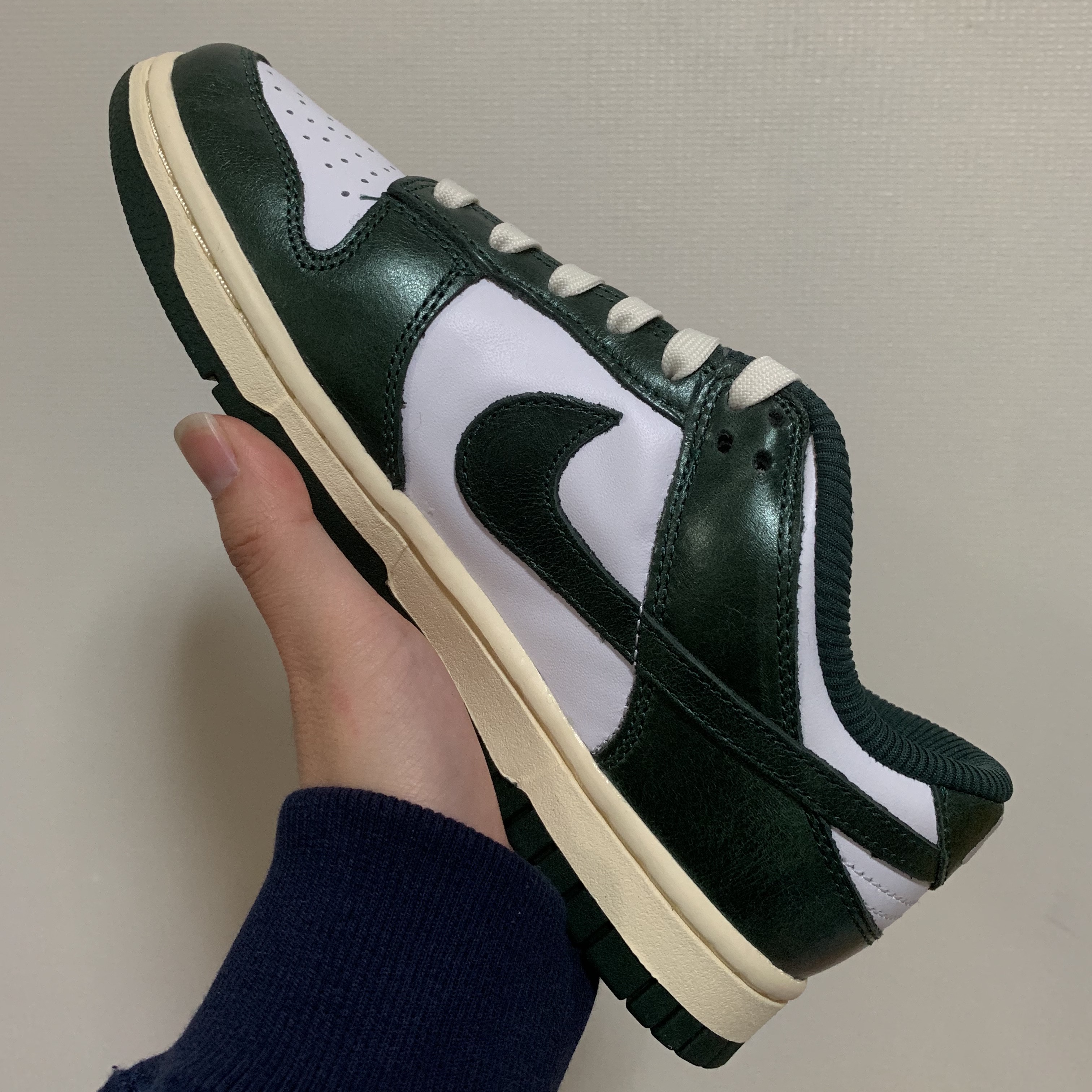 (W) Nike Dunk Low Vintage Green 착용 스타일 - 3