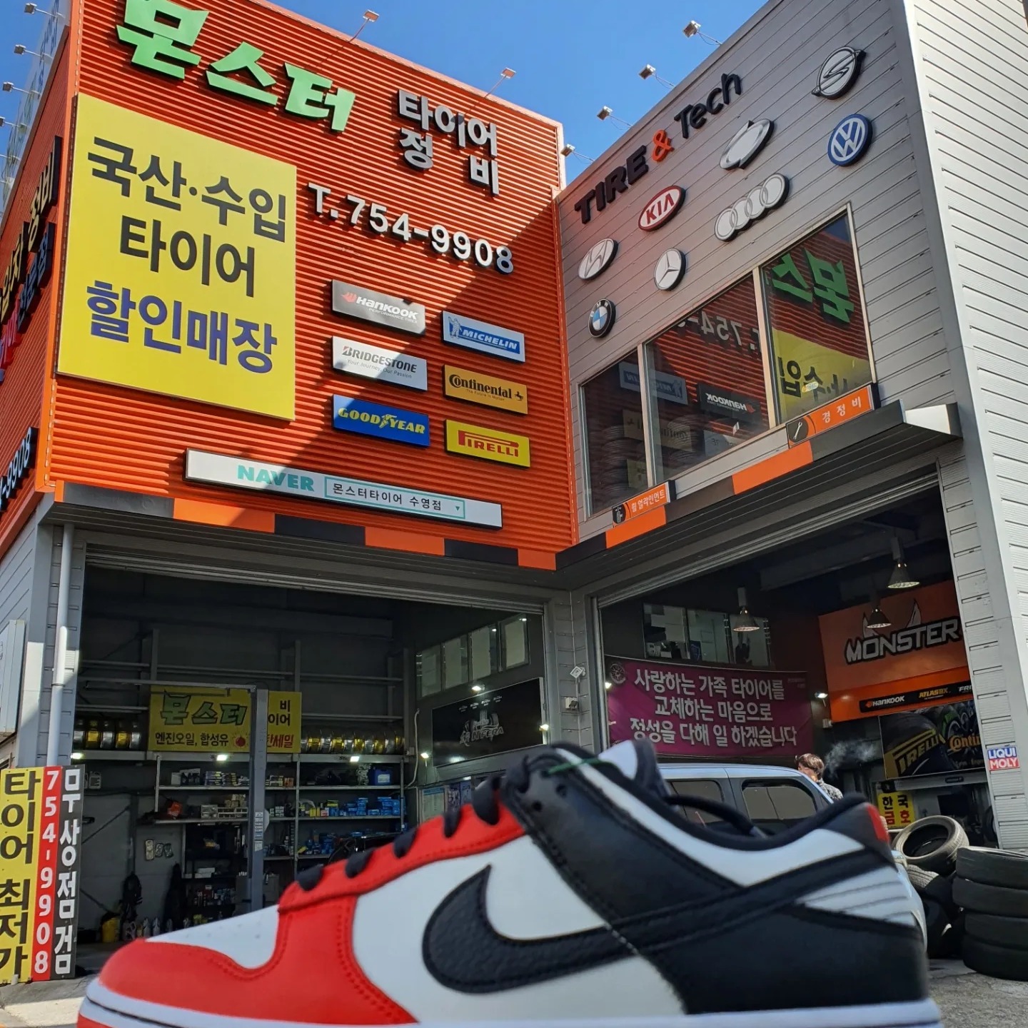 Nike x NBA Dunk Low Retro EMB Black and Chile Red 착용 스타일 - 1