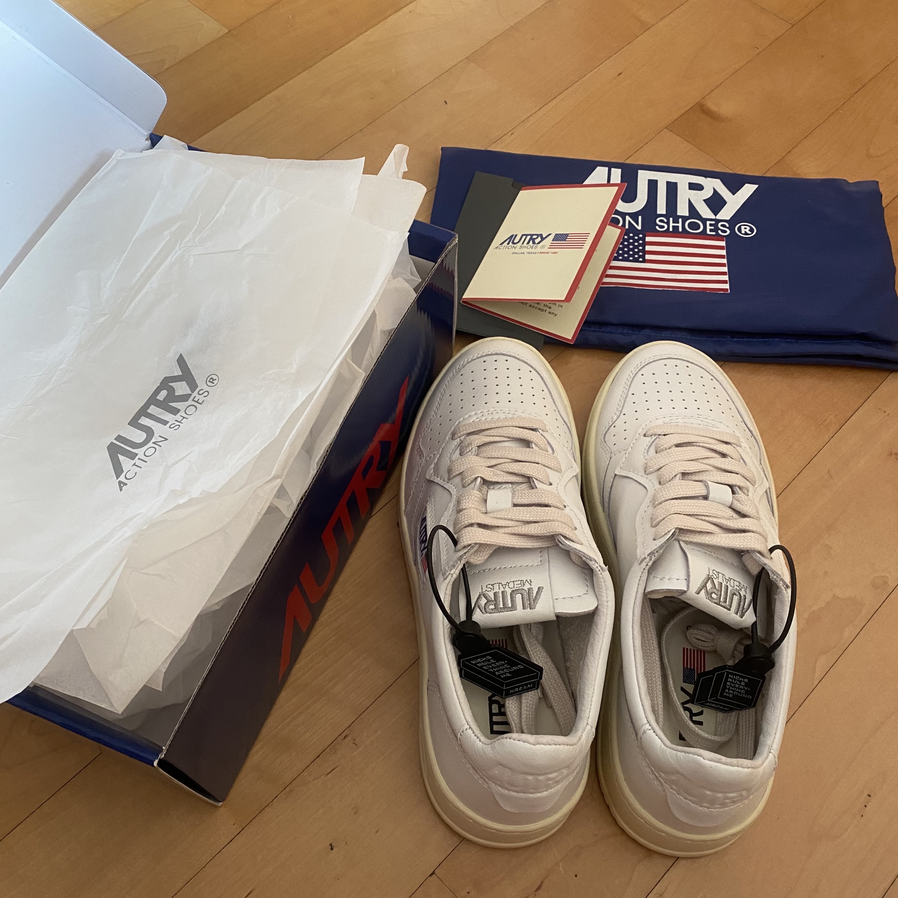 (W) Autry Medalist Low Leather Sneakers White 착용 스타일 - 1