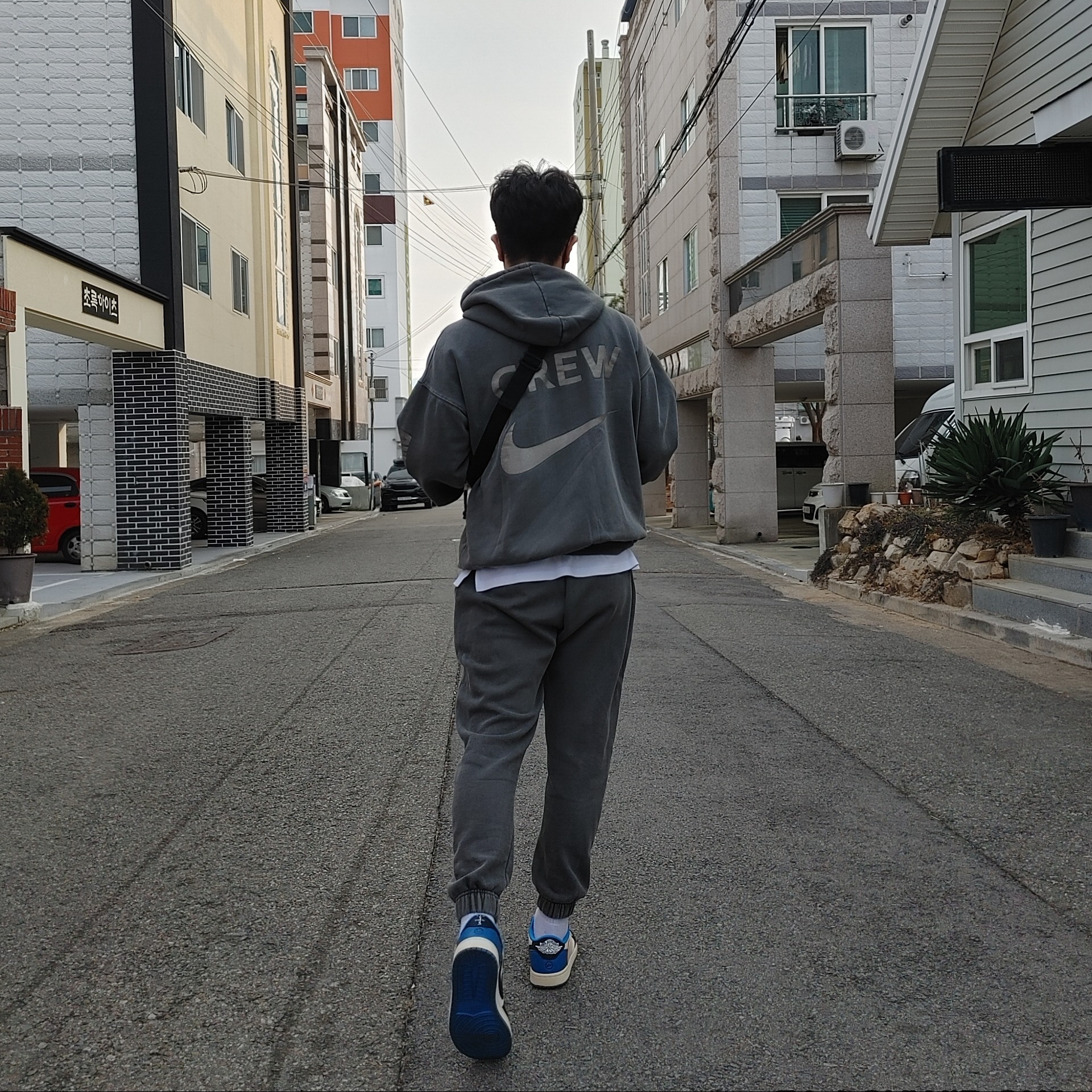 Jordan 1 x Travis Scott x Fragment Retro Low OG SP Military Blue 착용 스타일