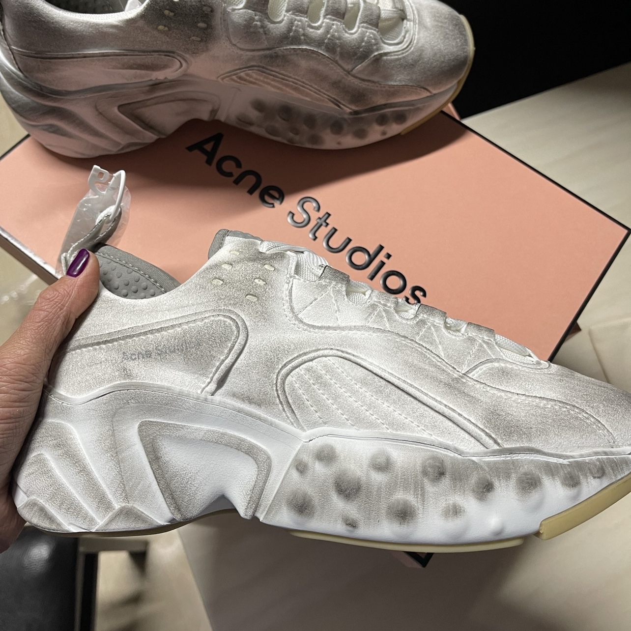 Acne Studios Rockaway Tumbled Sneakers White 착용 스타일