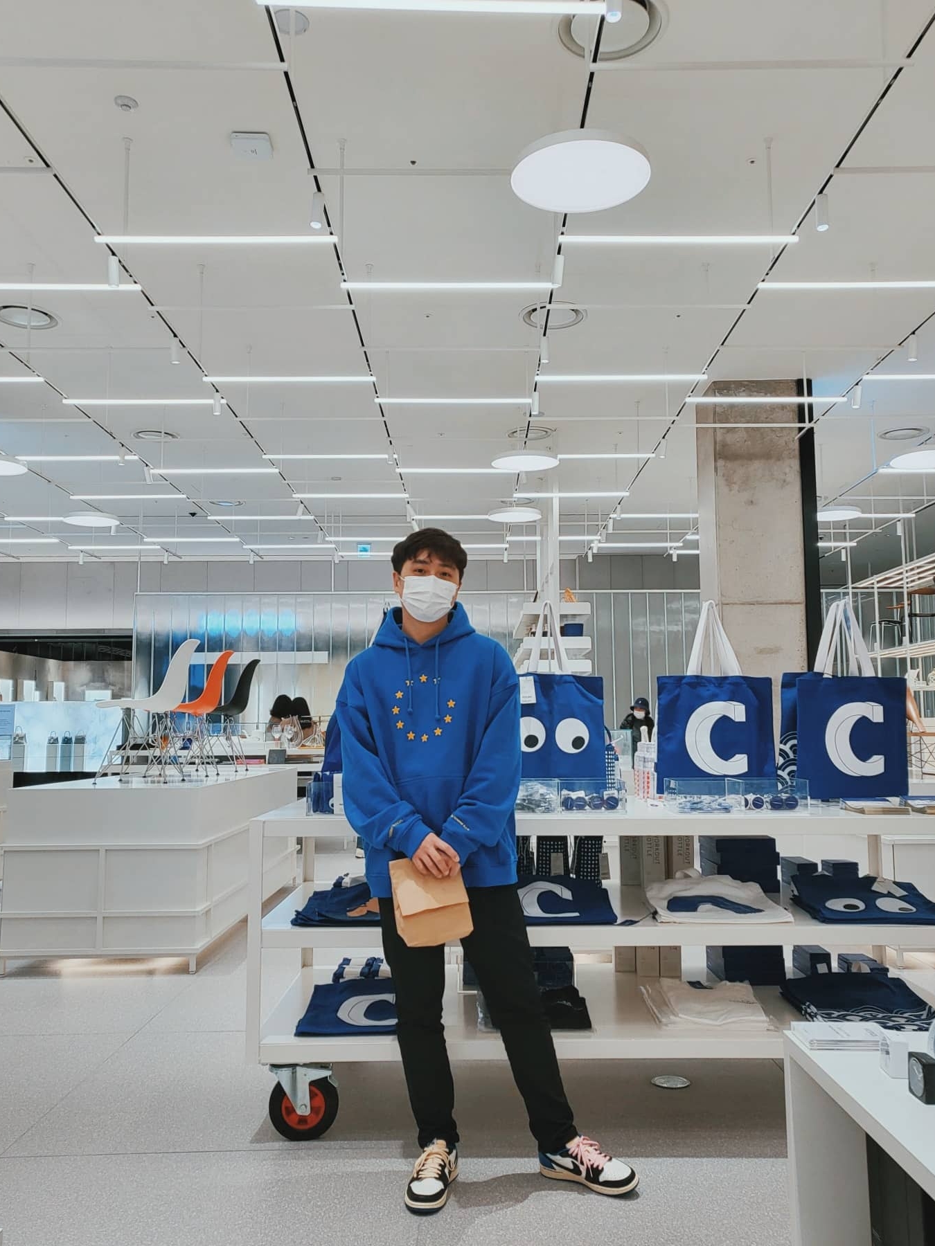 Souvenir Official Eunify Classic Hoodie Blue 착용 스타일 - 1