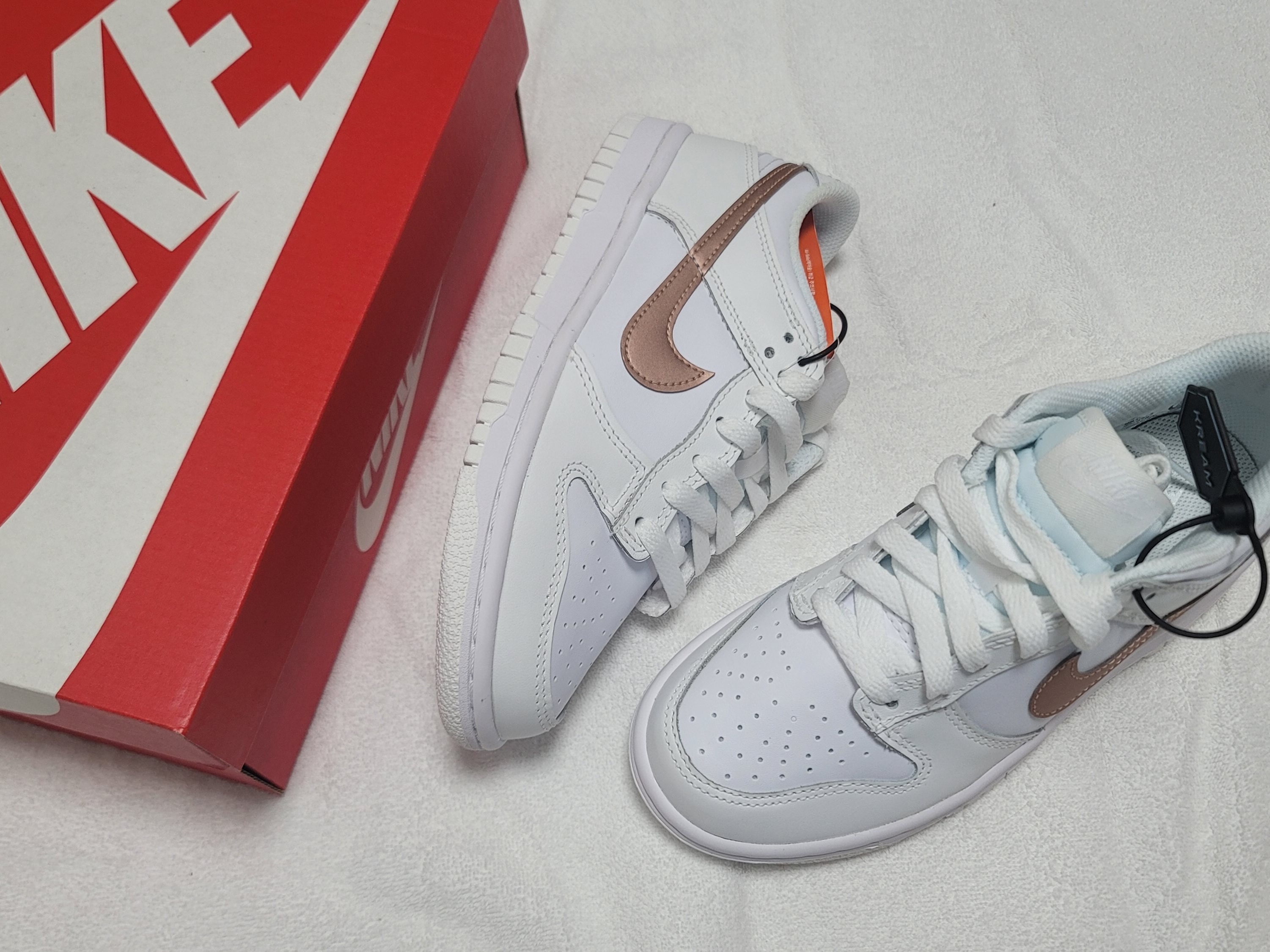 (GS) Nike Dunk Low White Rose Pink 착용 스타일 - 1
