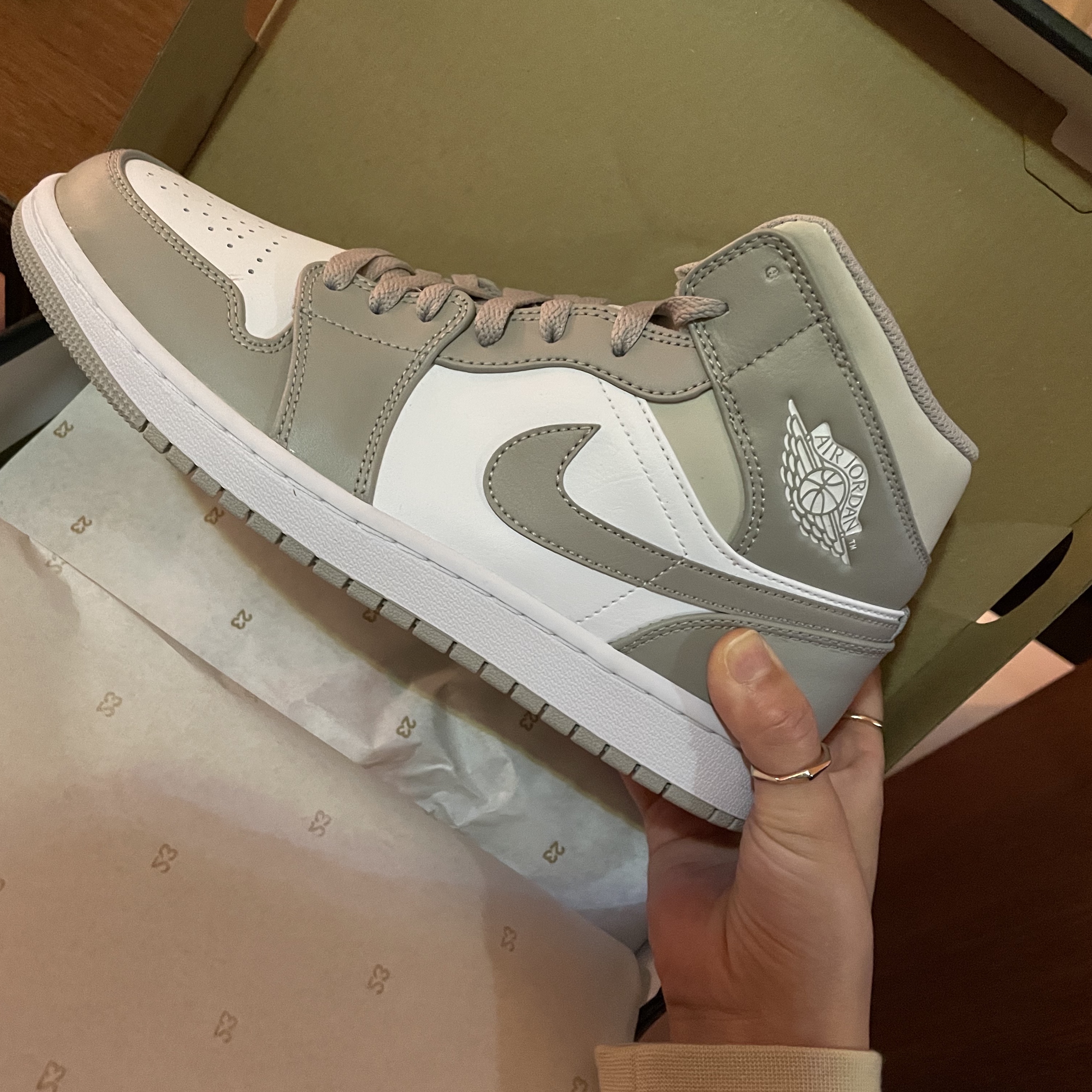 Jordan 1 Mid College Grey 착용 스타일