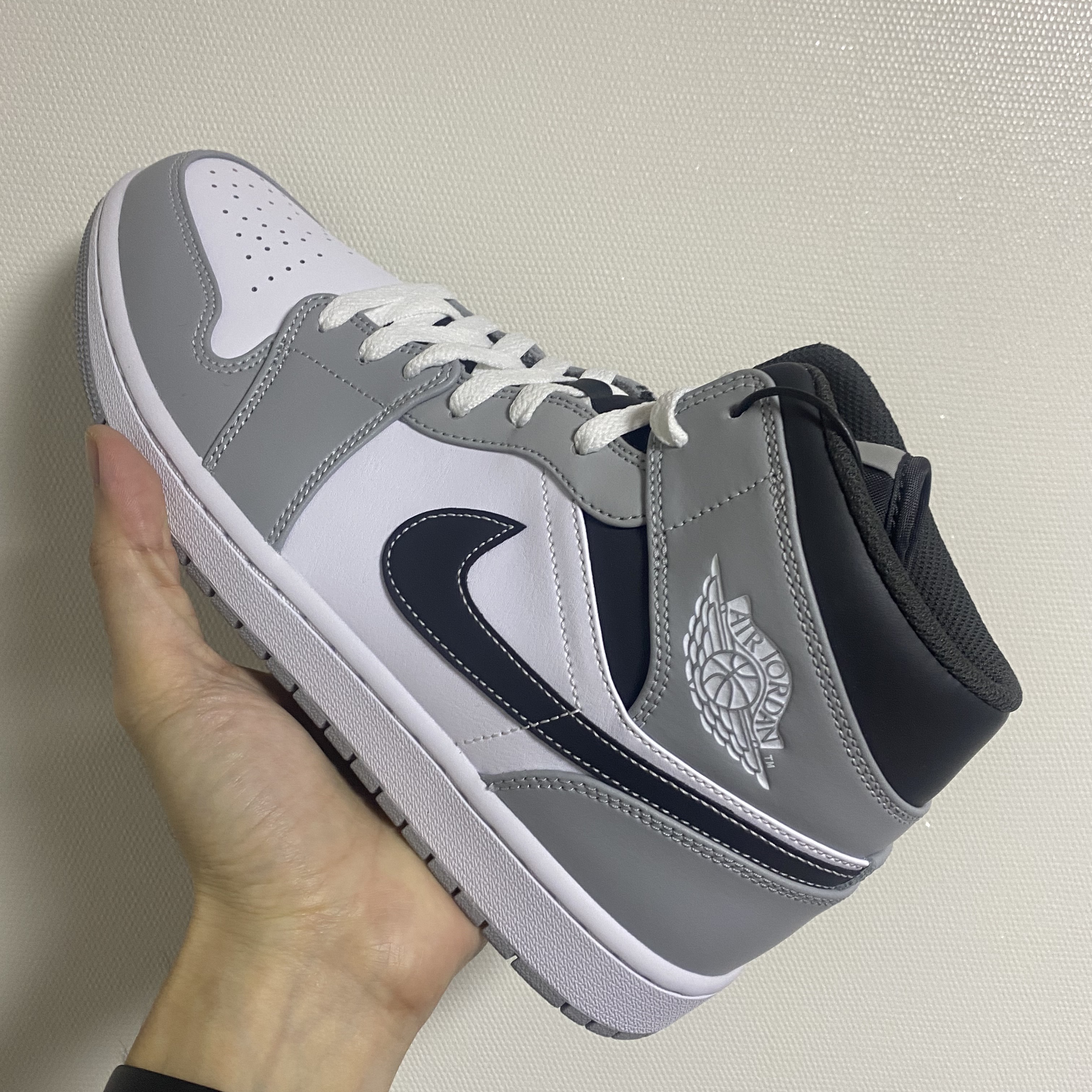 Jordan 1 Mid Light Smoke Grey Anthracite 착용 스타일