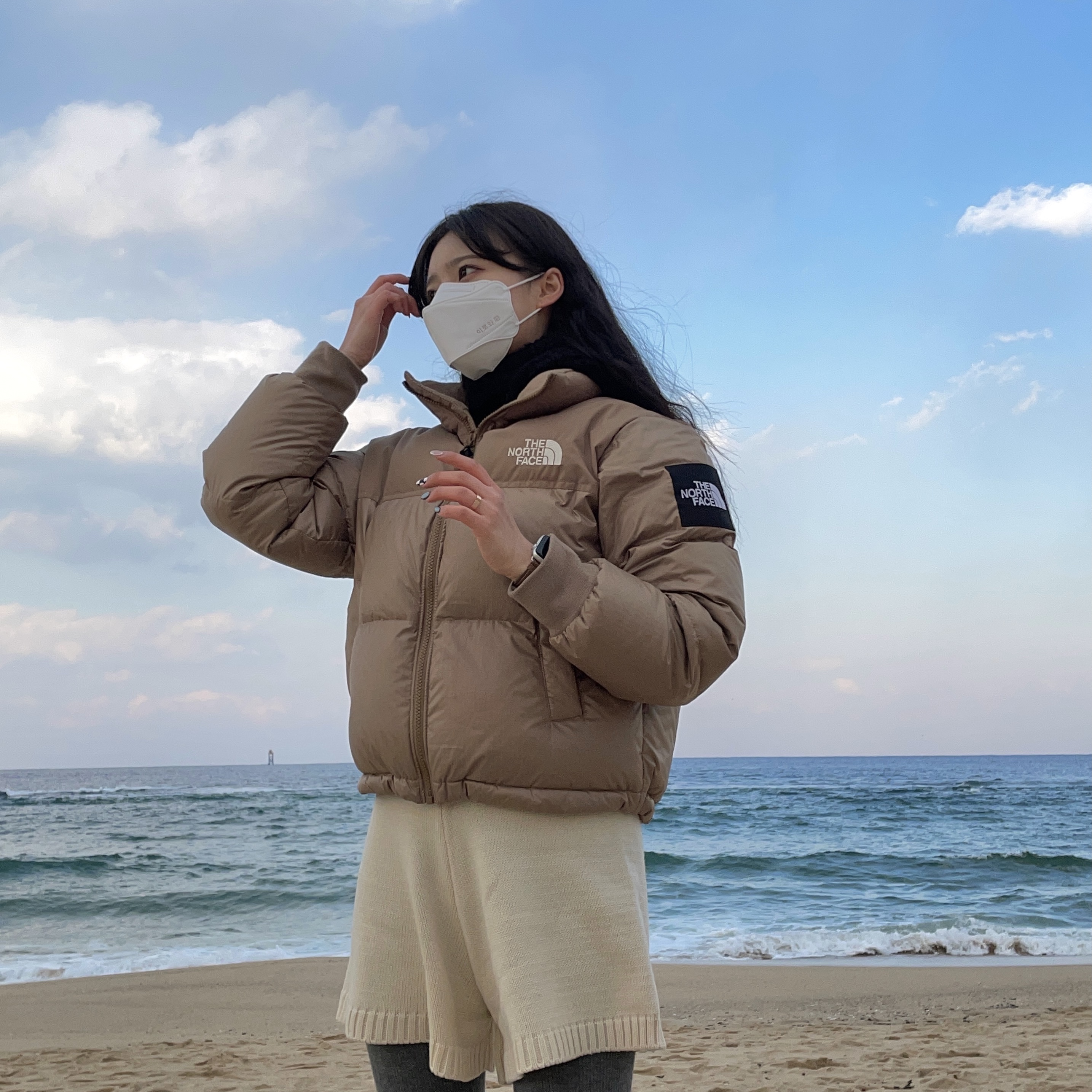 (W) The North Face White Label Novelty Nuptse Down Jacket Beige Brown 착용 스타일 - 1