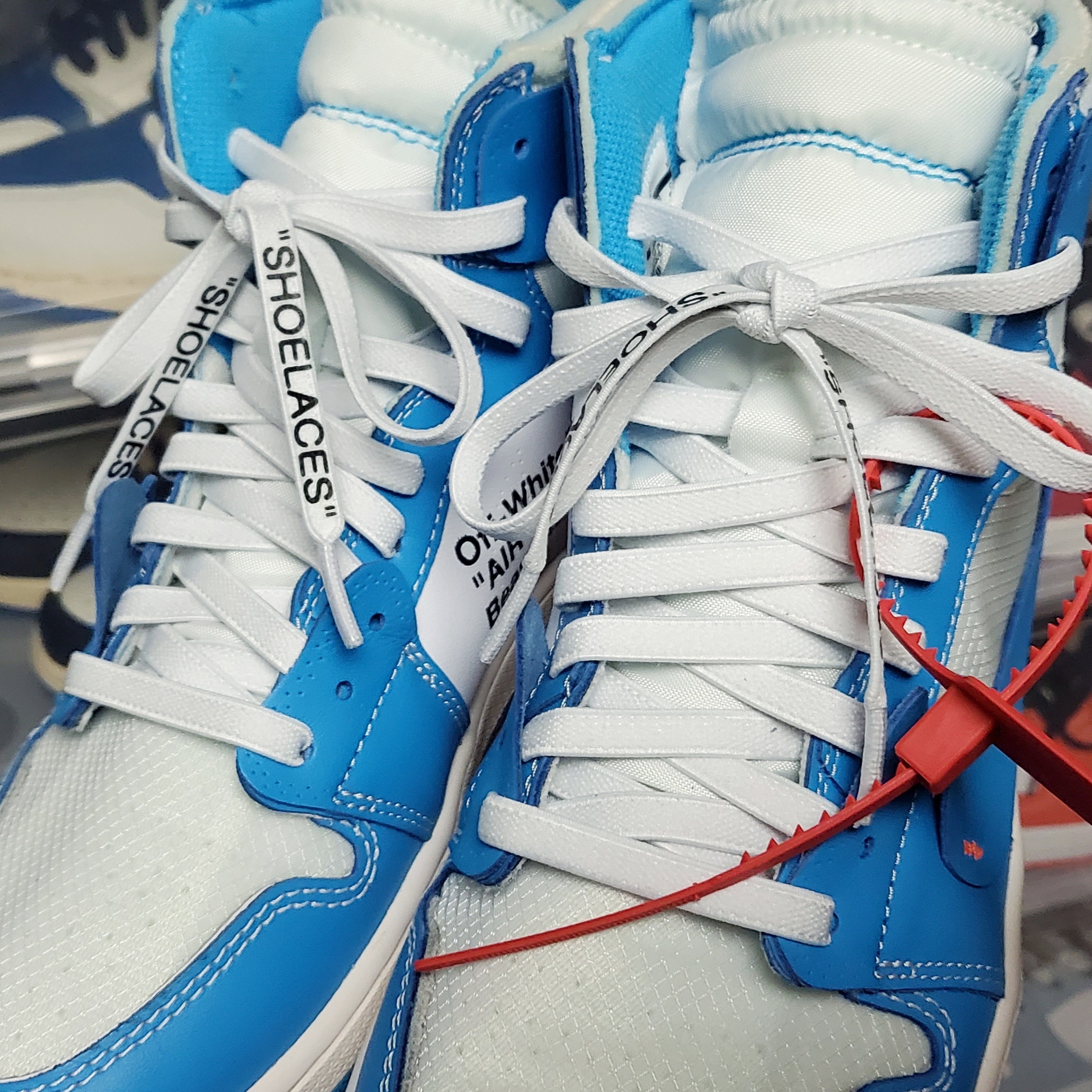 Jordan 1 x Off-White Retro High University Blue 착용 스타일 - 2