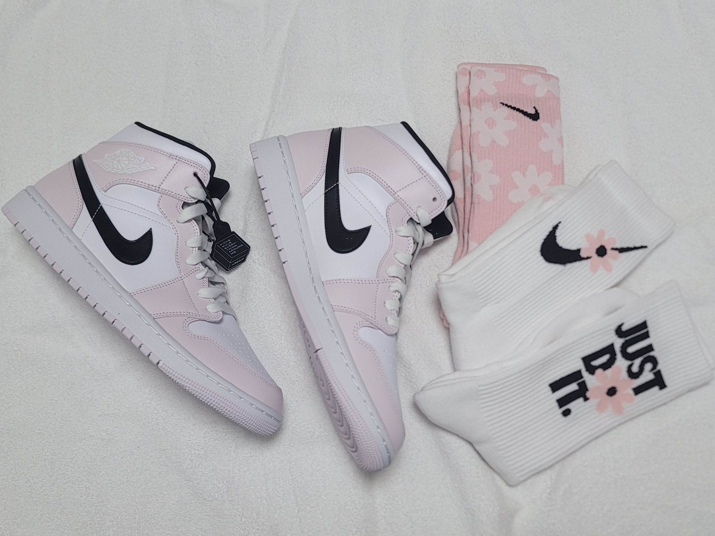 (W) Jordan 1 Mid Barely Rose, (Kids) Nike Everyday Plus Socks Pink White (6 Pack/Korean Ver.) 착용 스타일 - 2