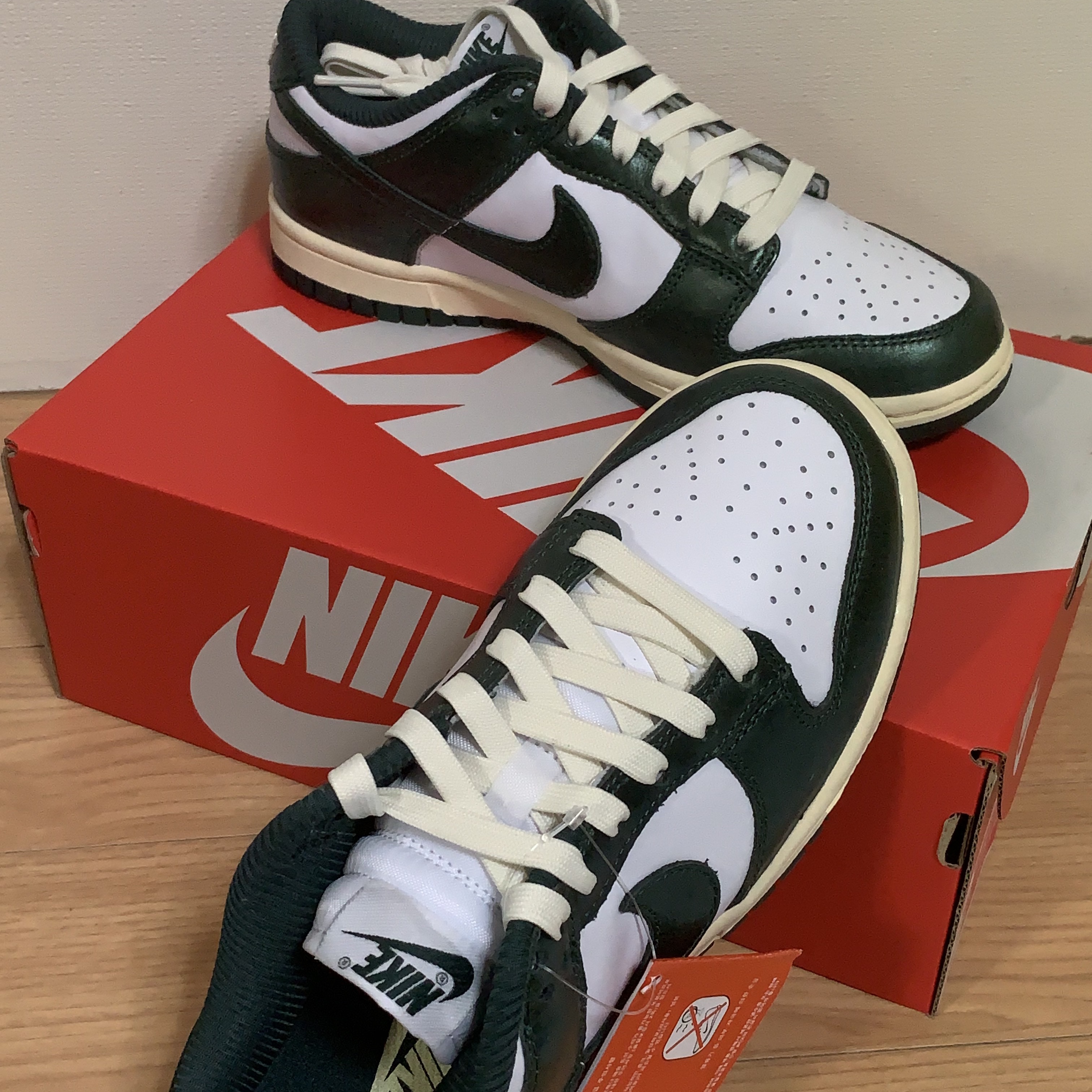 (W) Nike Dunk Low Vintage Green 착용 스타일 - 2