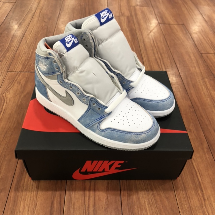 (GS) Jordan 1 Retro High OG Hyper Royal, (GS) Jordan 1 Low Black Particle Grey 착용 스타일 - 1