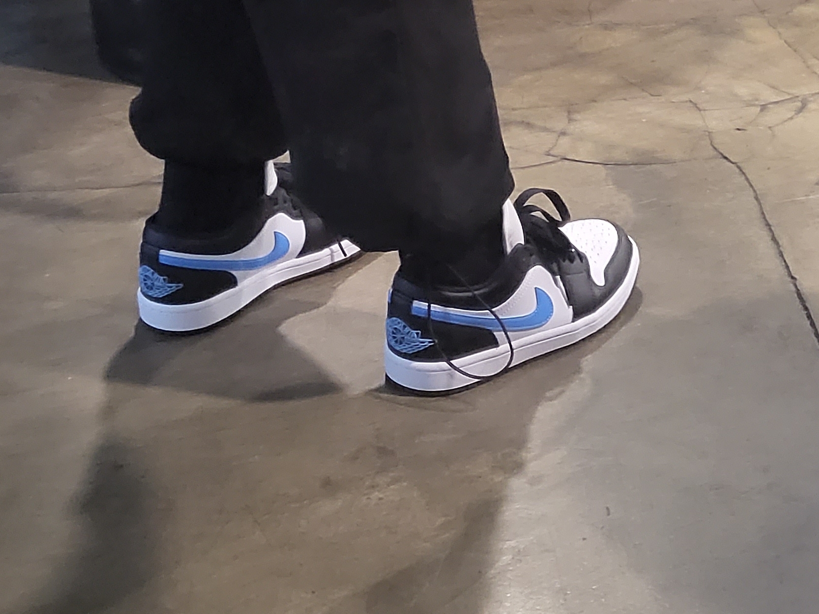 (W) Jordan 1 Low Black University Blue 착용 스타일 - 1