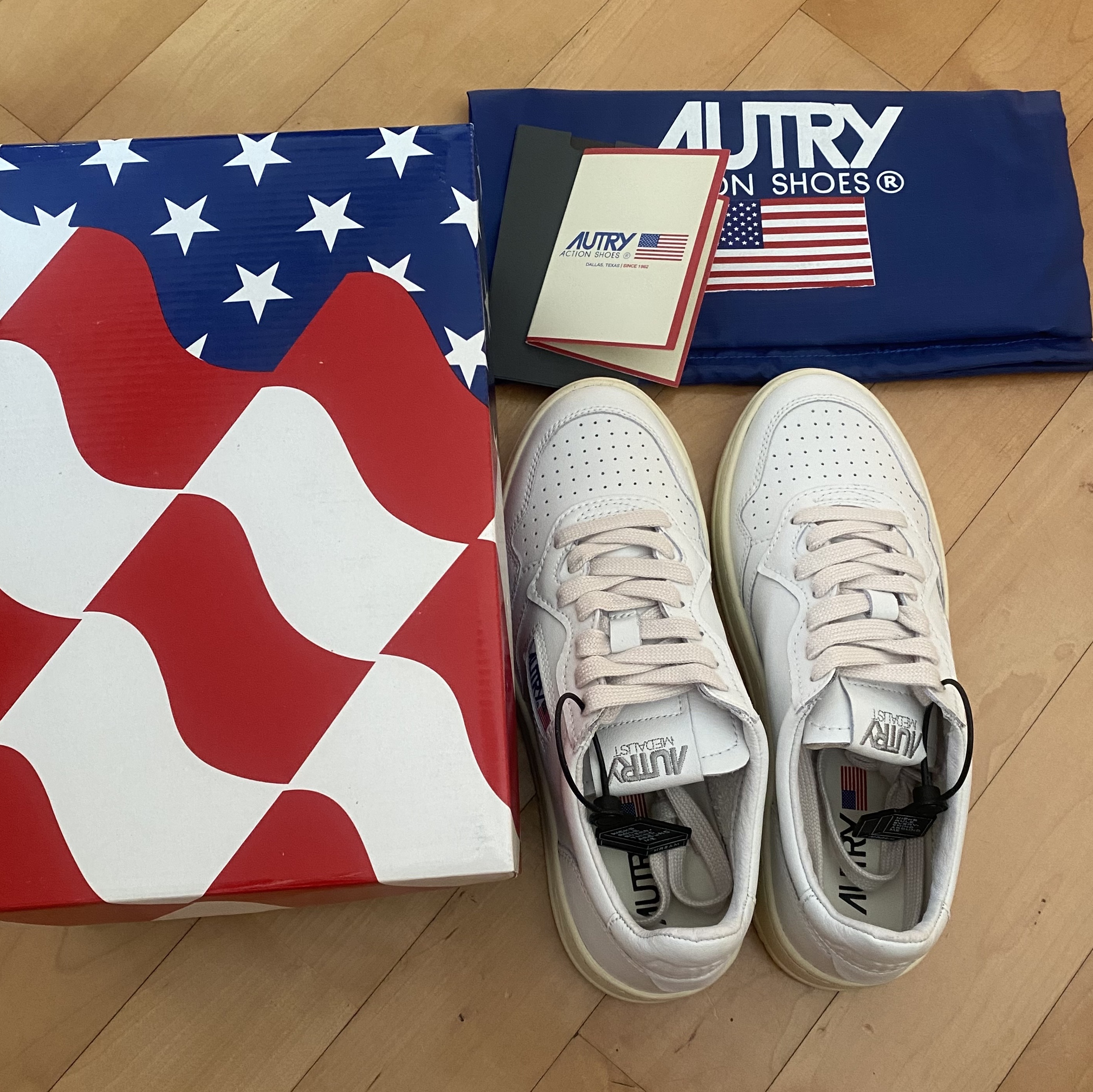 (W) Autry Medalist Low Leather Sneakers White 착용 스타일 - 2